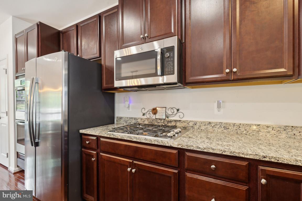 FEATHERSTONE SQUARE - Residential