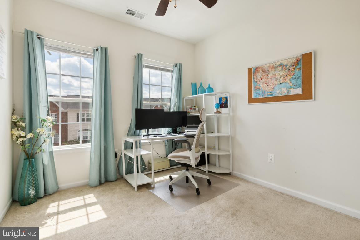 FEATHERSTONE SQUARE - Residential