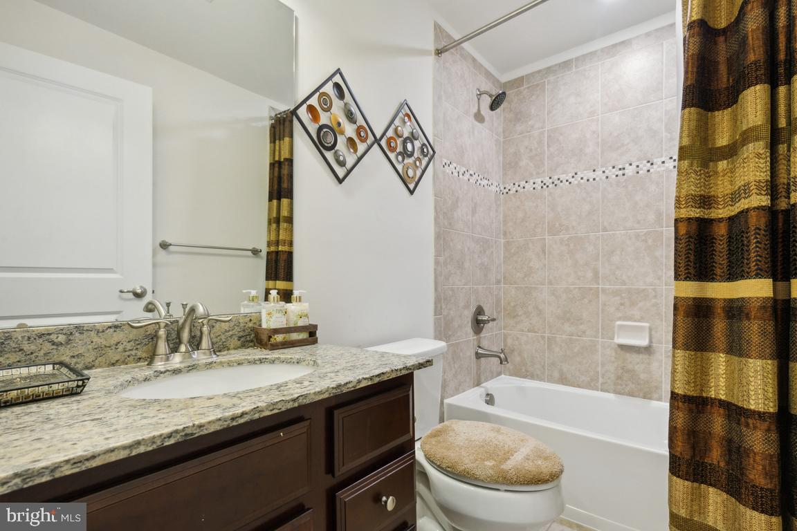 FEATHERSTONE SQUARE - Residential