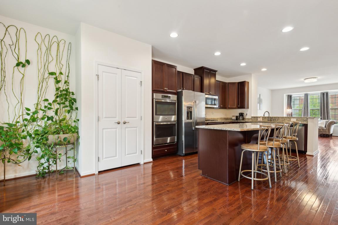 FEATHERSTONE SQUARE - Residential