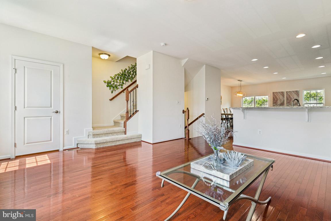 FEATHERSTONE SQUARE - Residential