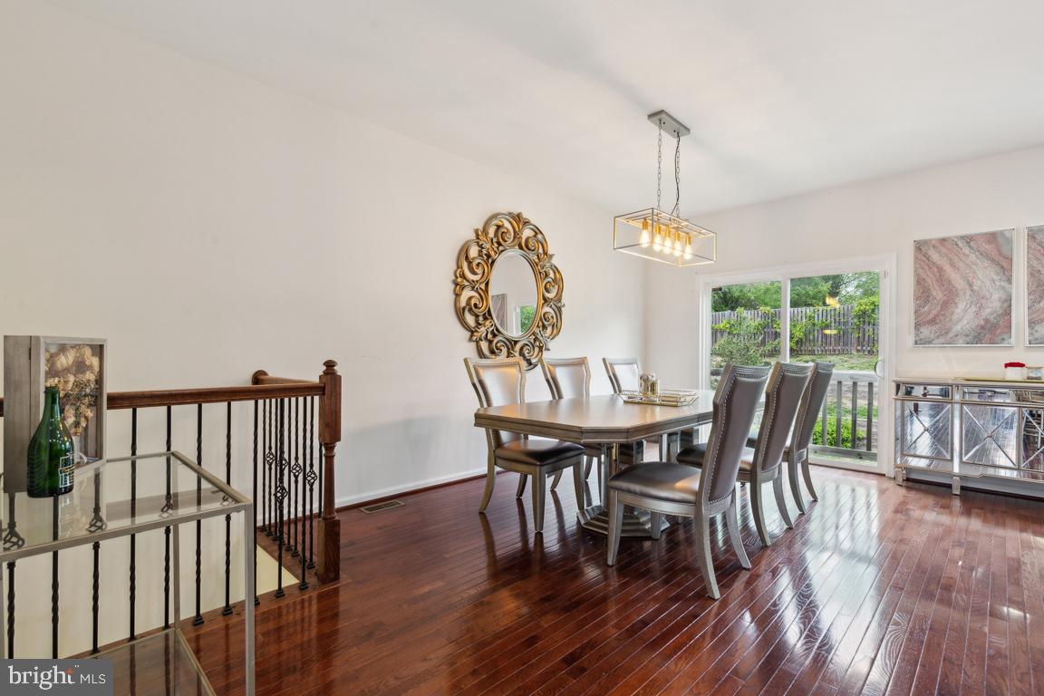 FEATHERSTONE SQUARE - Residential