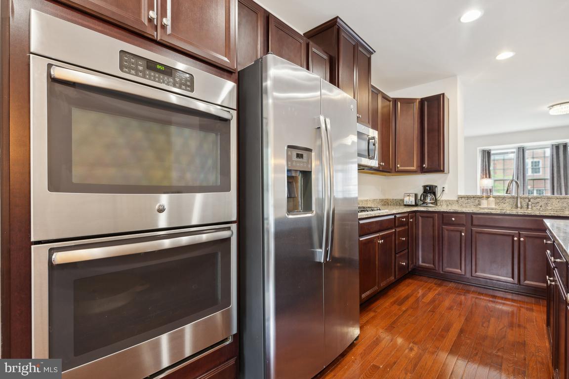 FEATHERSTONE SQUARE - Residential