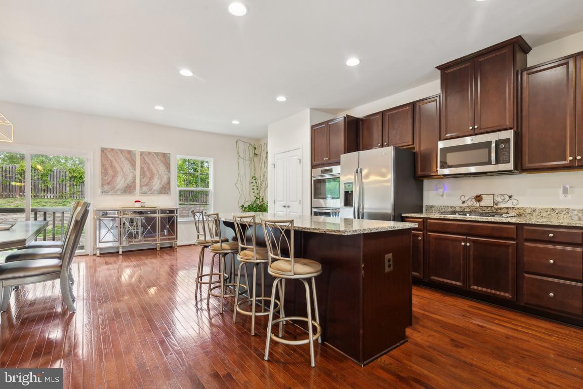 FEATHERSTONE SQUARE - Residential