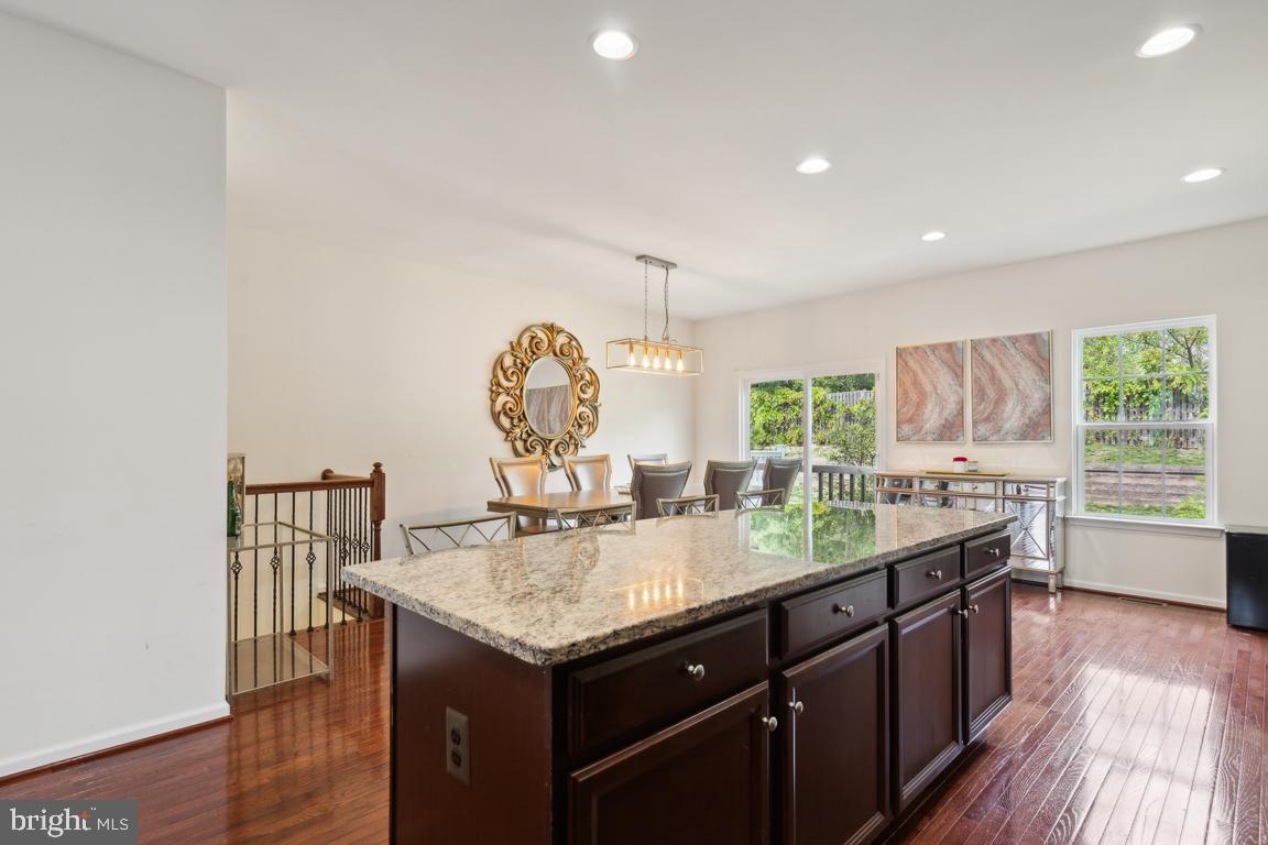 FEATHERSTONE SQUARE - Residential