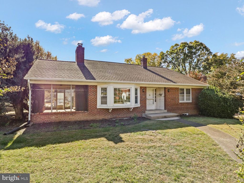 Photo of 1002 Beverley Dr, ALEXANDRIA, VA 22302 (MLS # VAAX2051084)