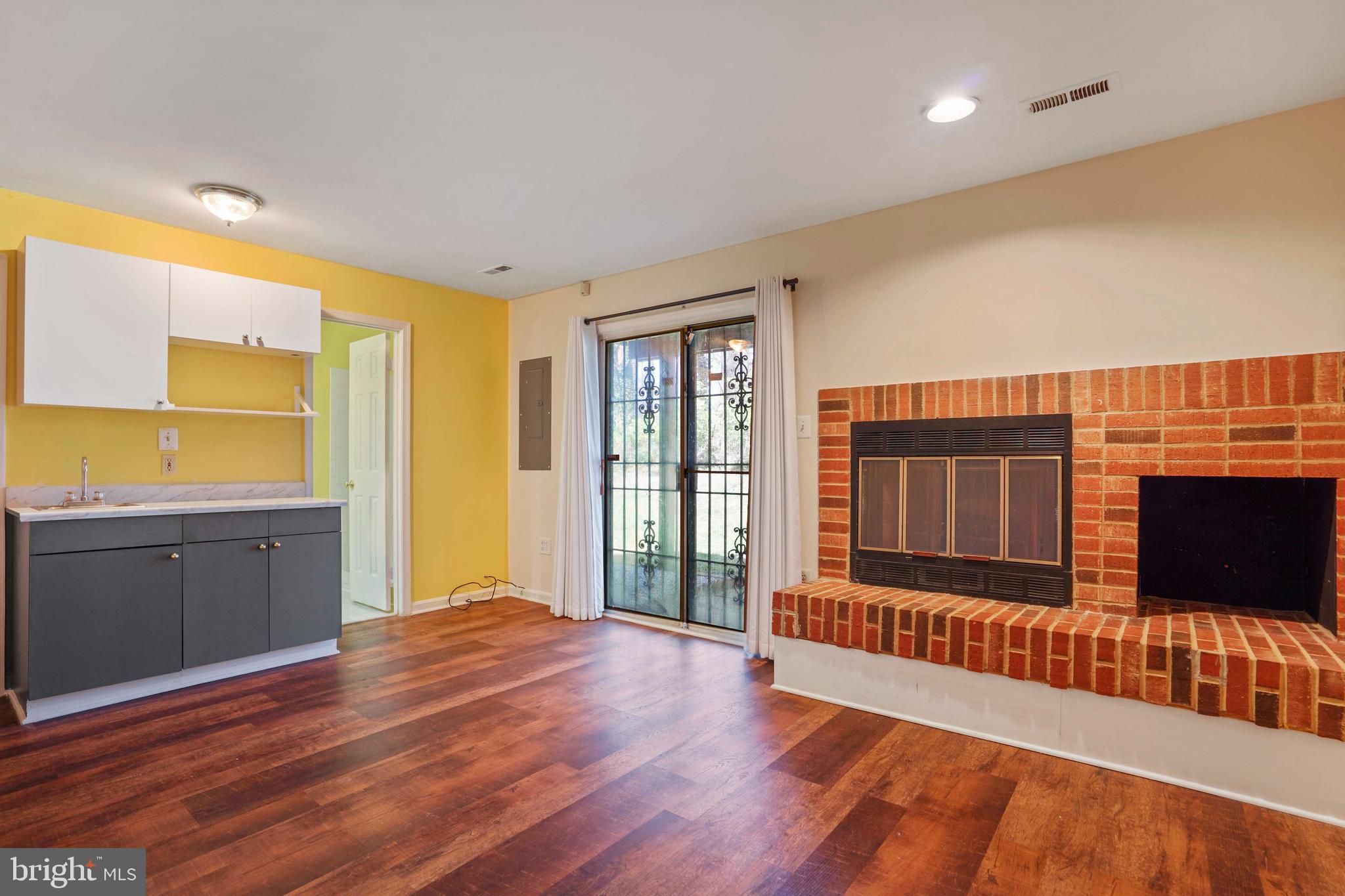 DUMONT OAKS - Residential Lease