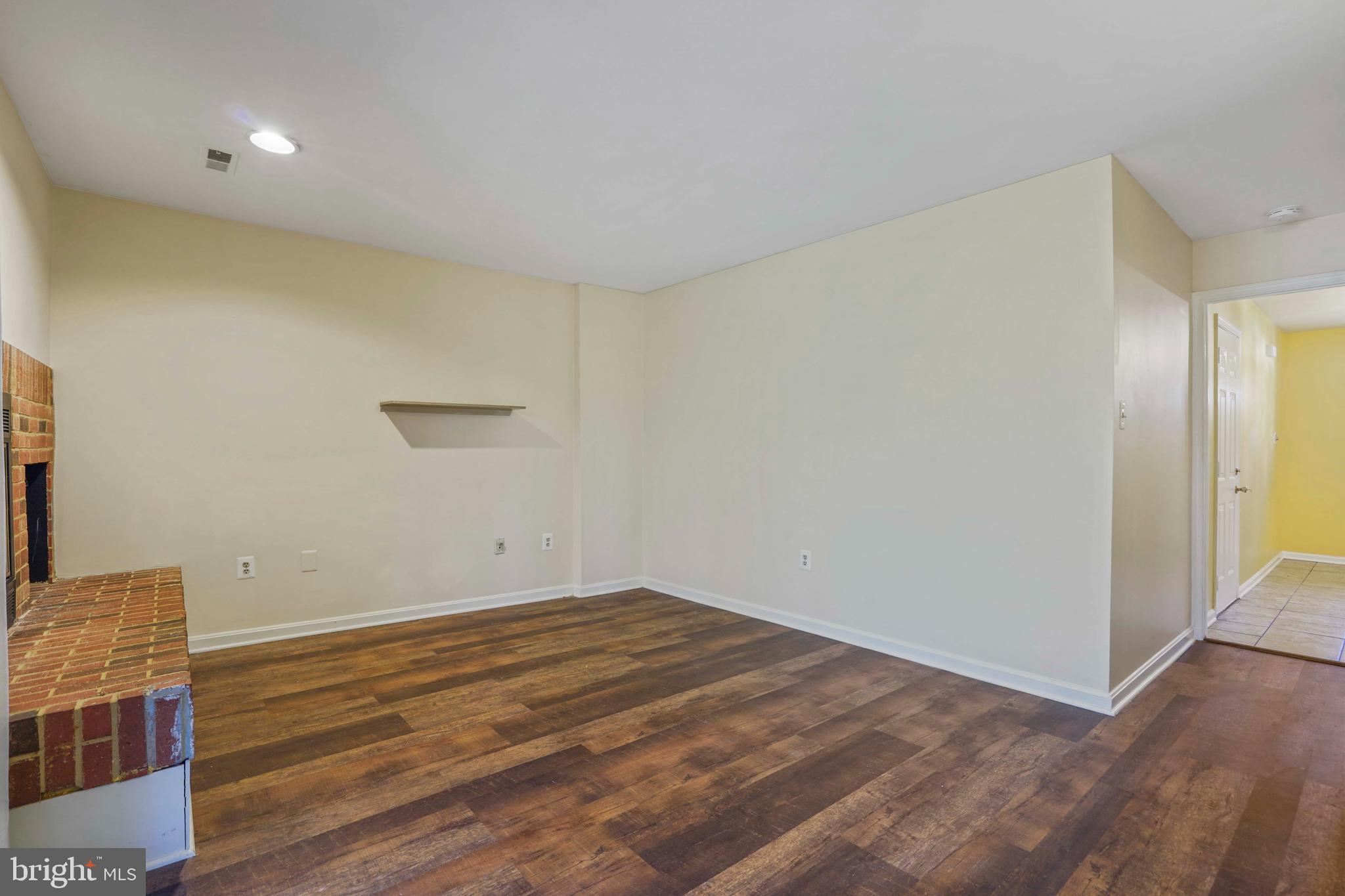 DUMONT OAKS - Residential Lease