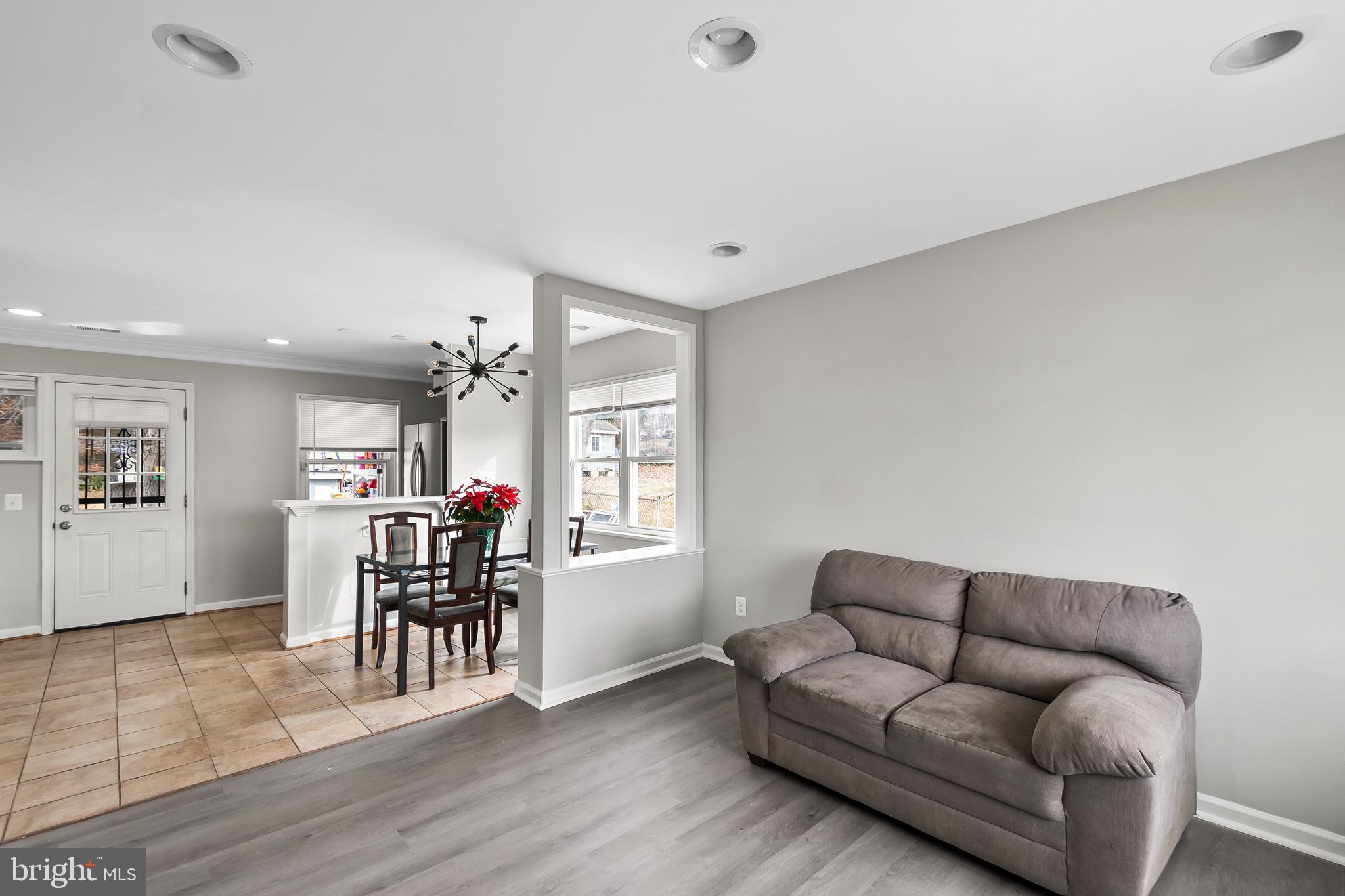 SOUTH LAWN - Residential