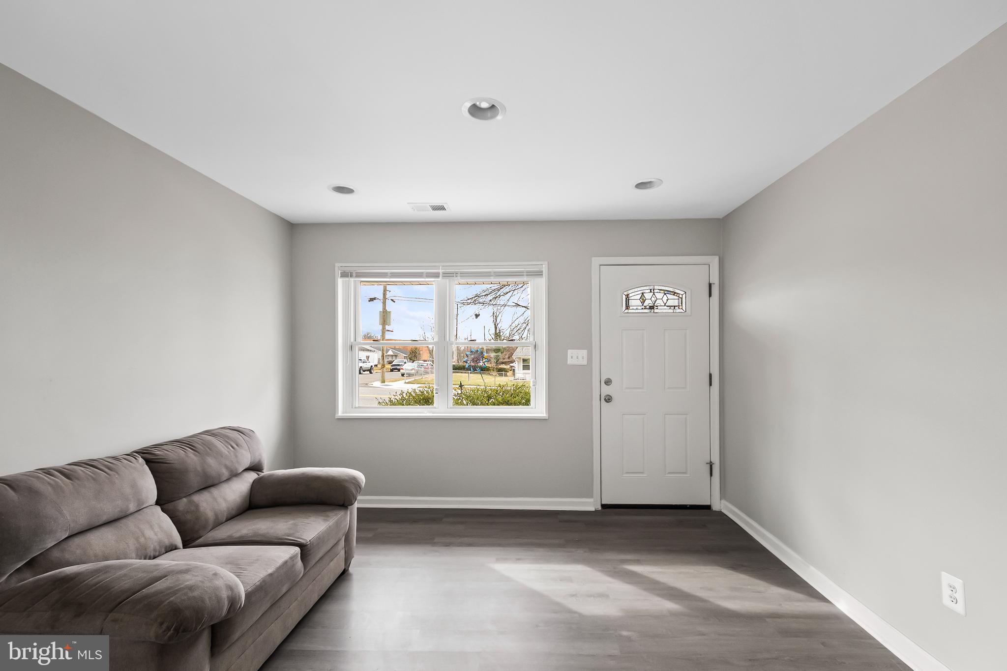 SOUTH LAWN - Residential