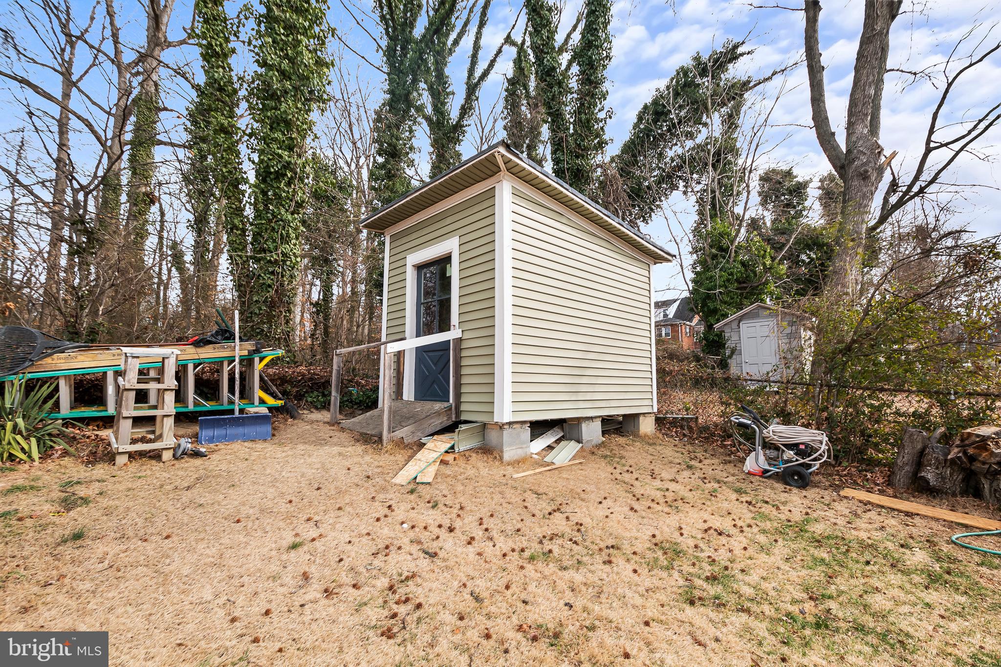 SOUTH LAWN - Residential