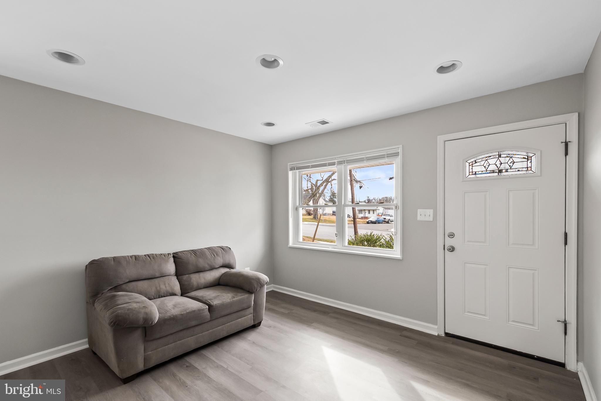 SOUTH LAWN - Residential