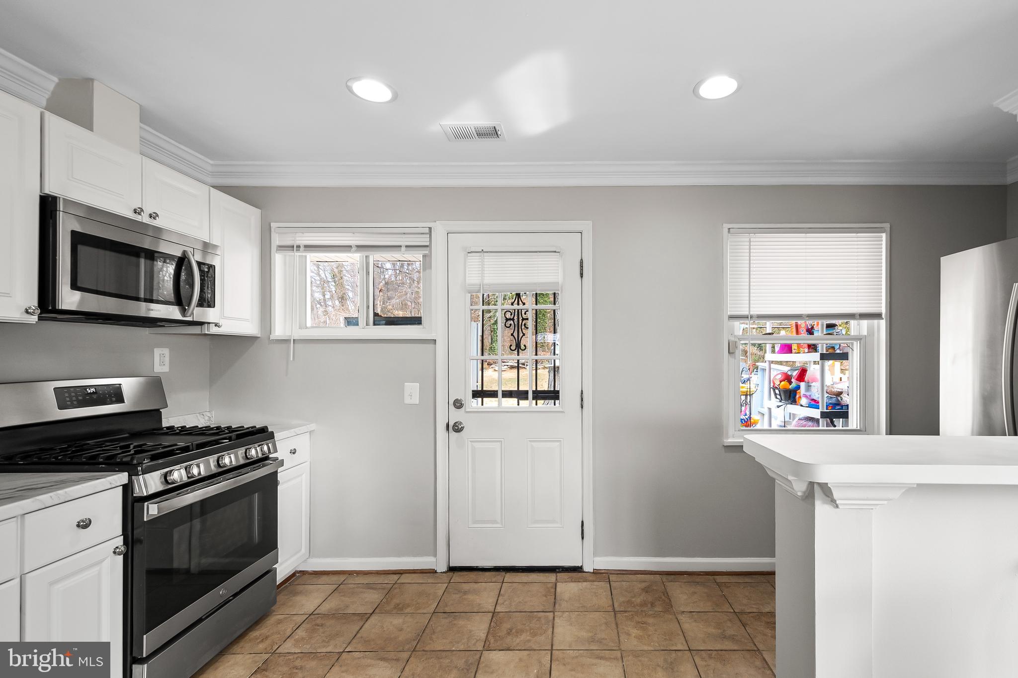 SOUTH LAWN - Residential