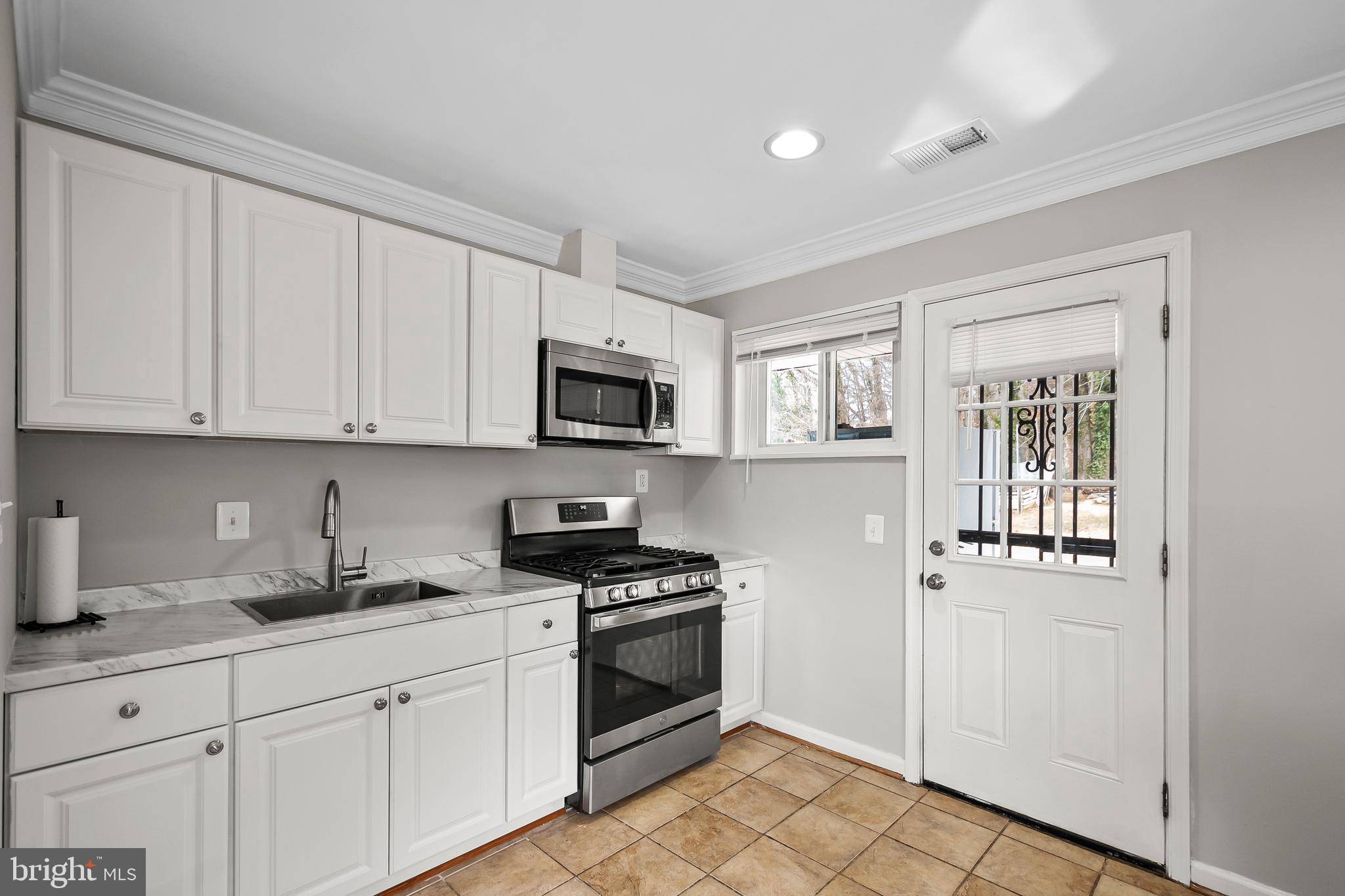 SOUTH LAWN - Residential