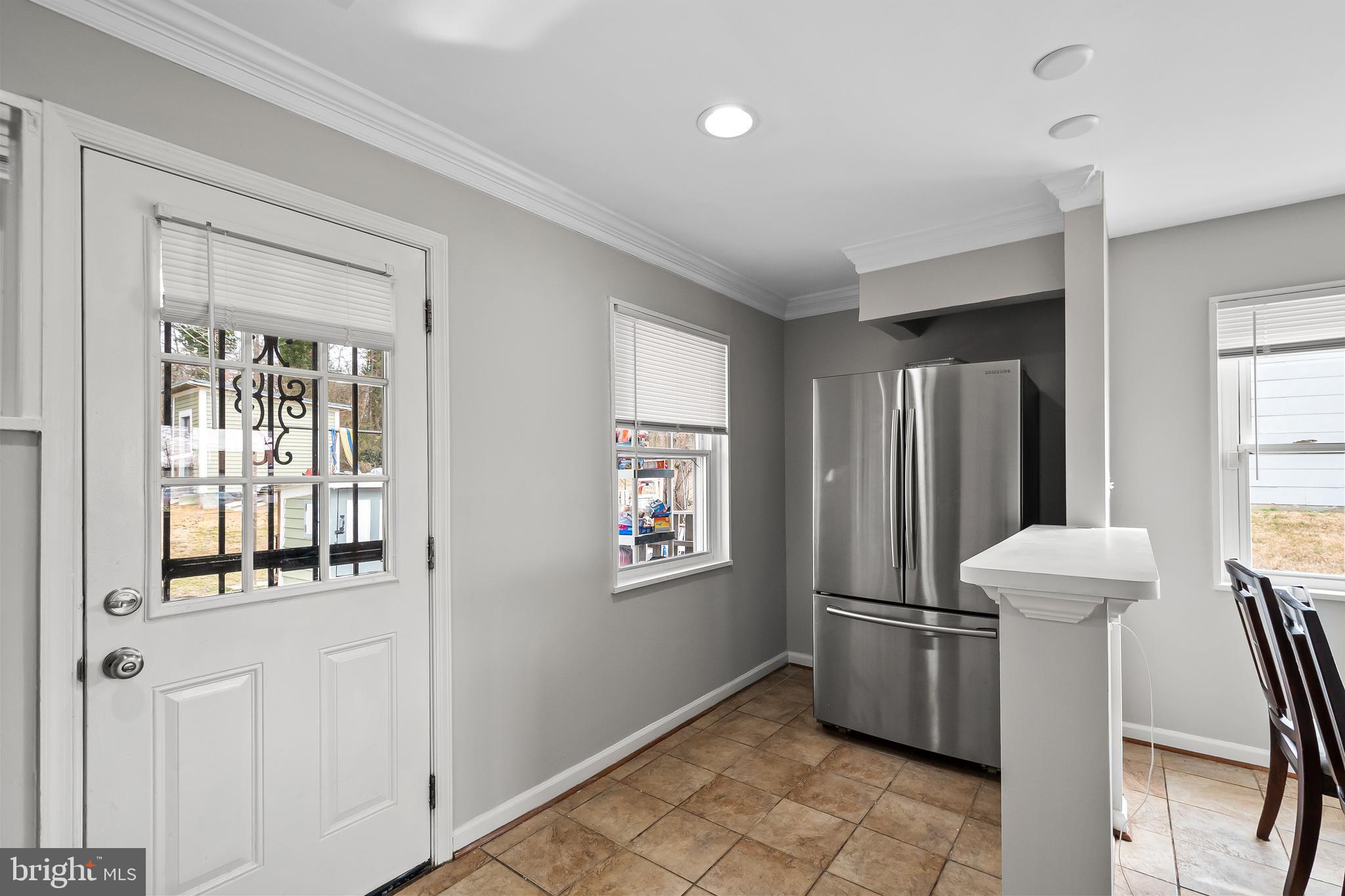 SOUTH LAWN - Residential