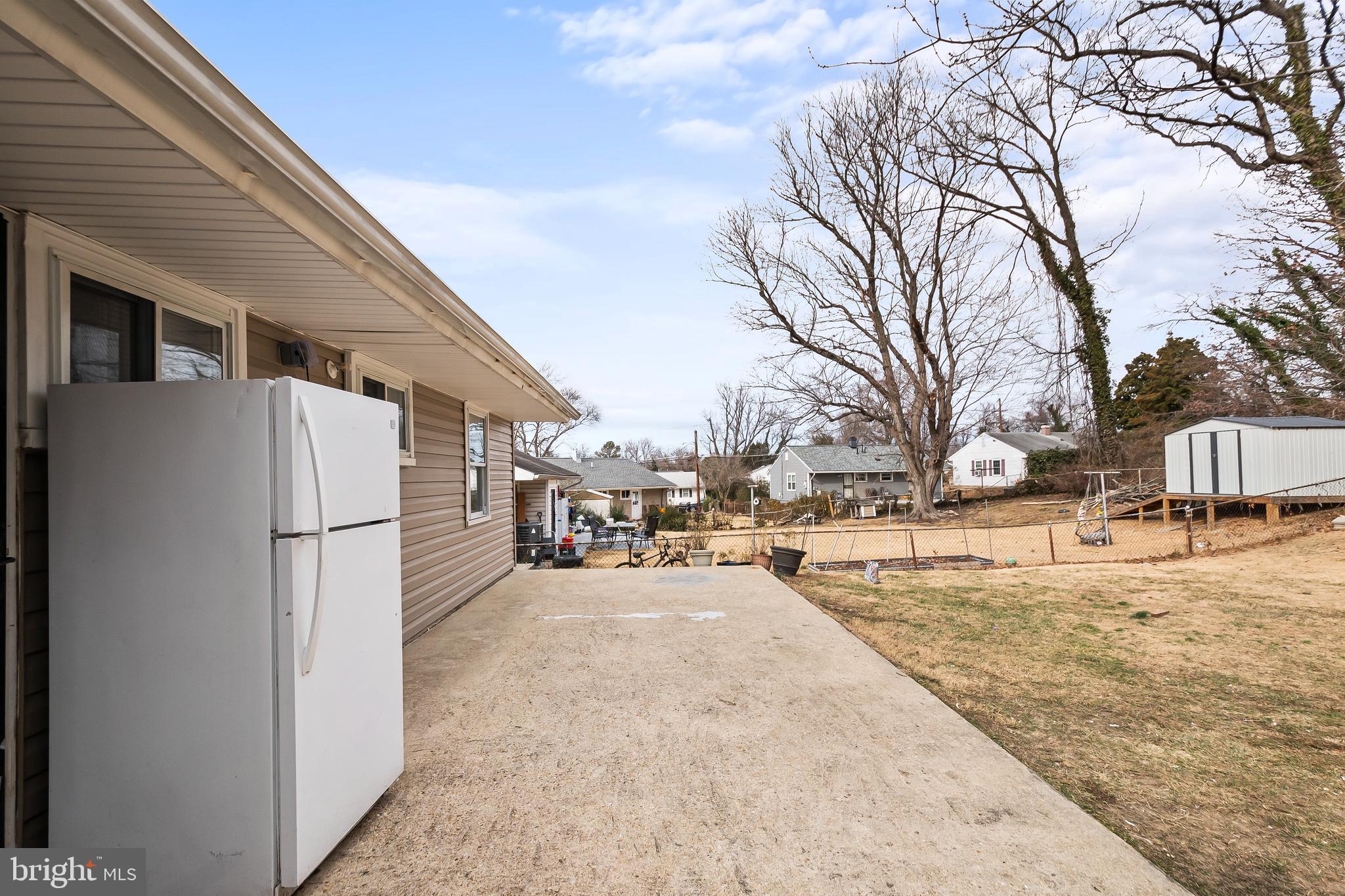 SOUTH LAWN - Residential
