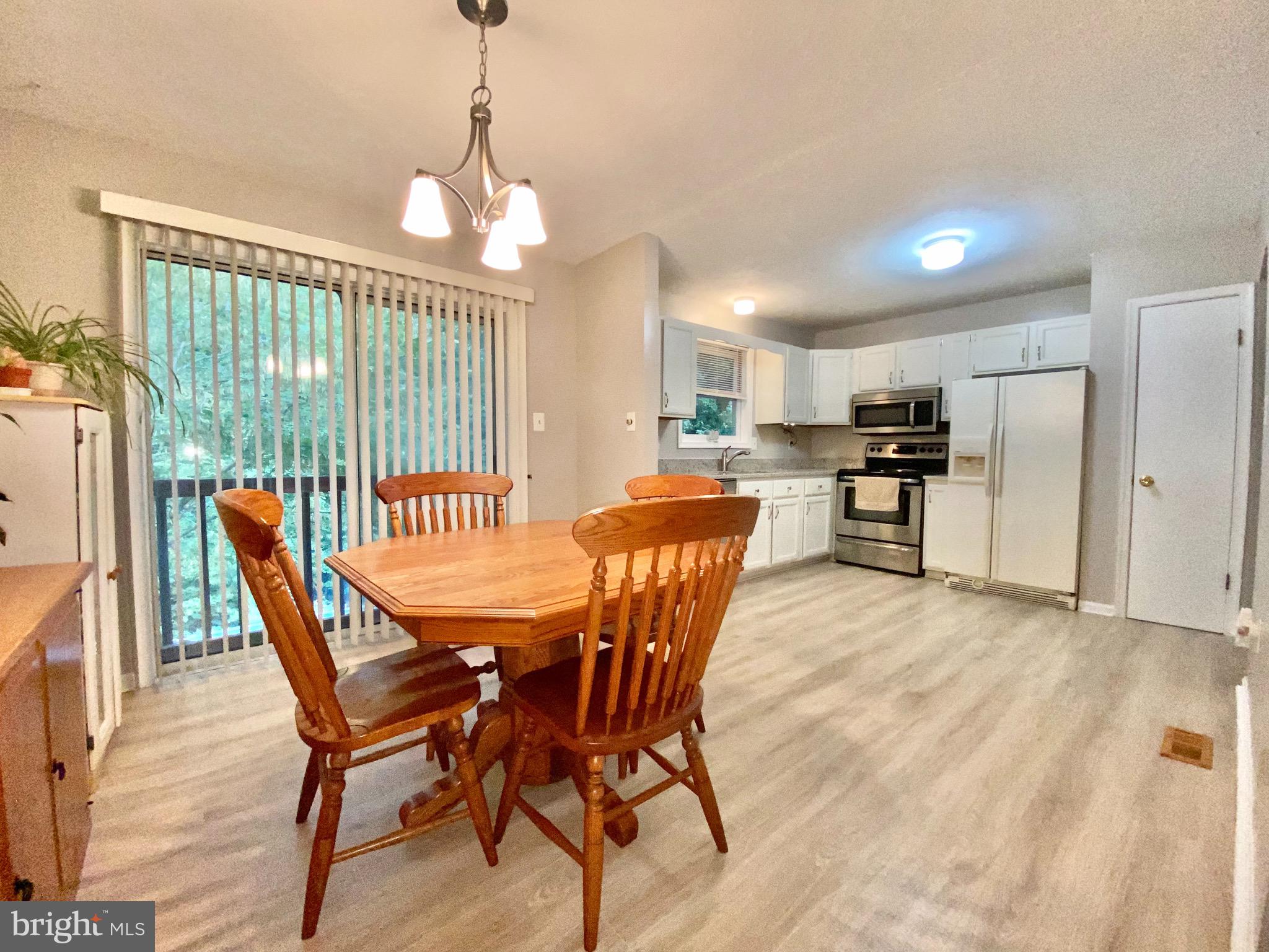 COUNTRY LAKES - Residential