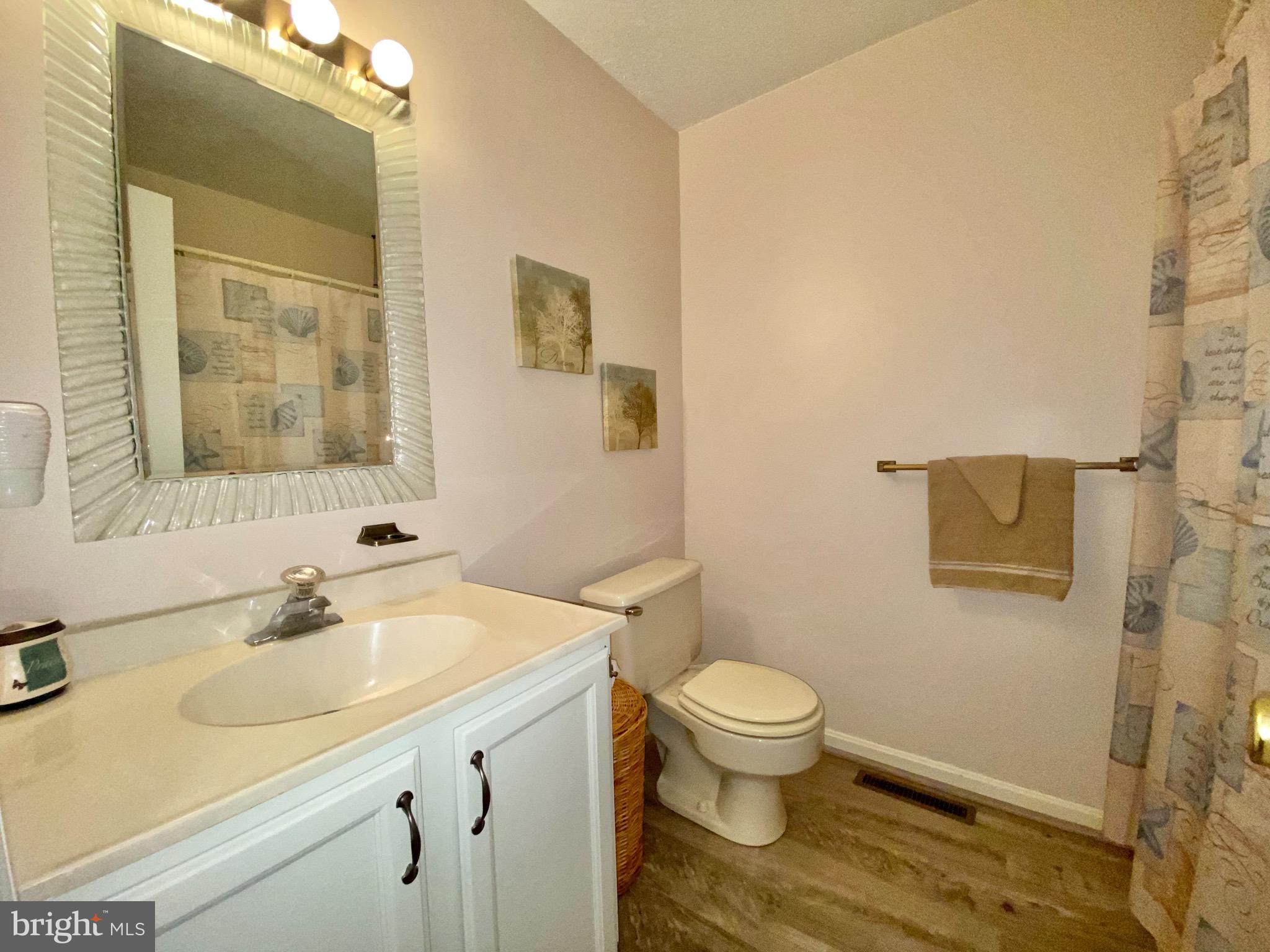 COUNTRY LAKES - Residential