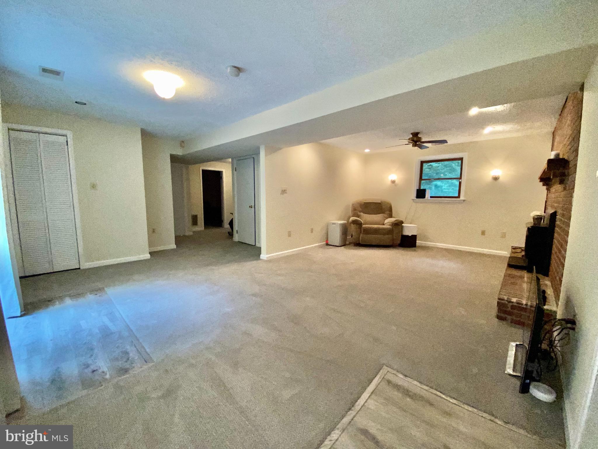 COUNTRY LAKES - Residential