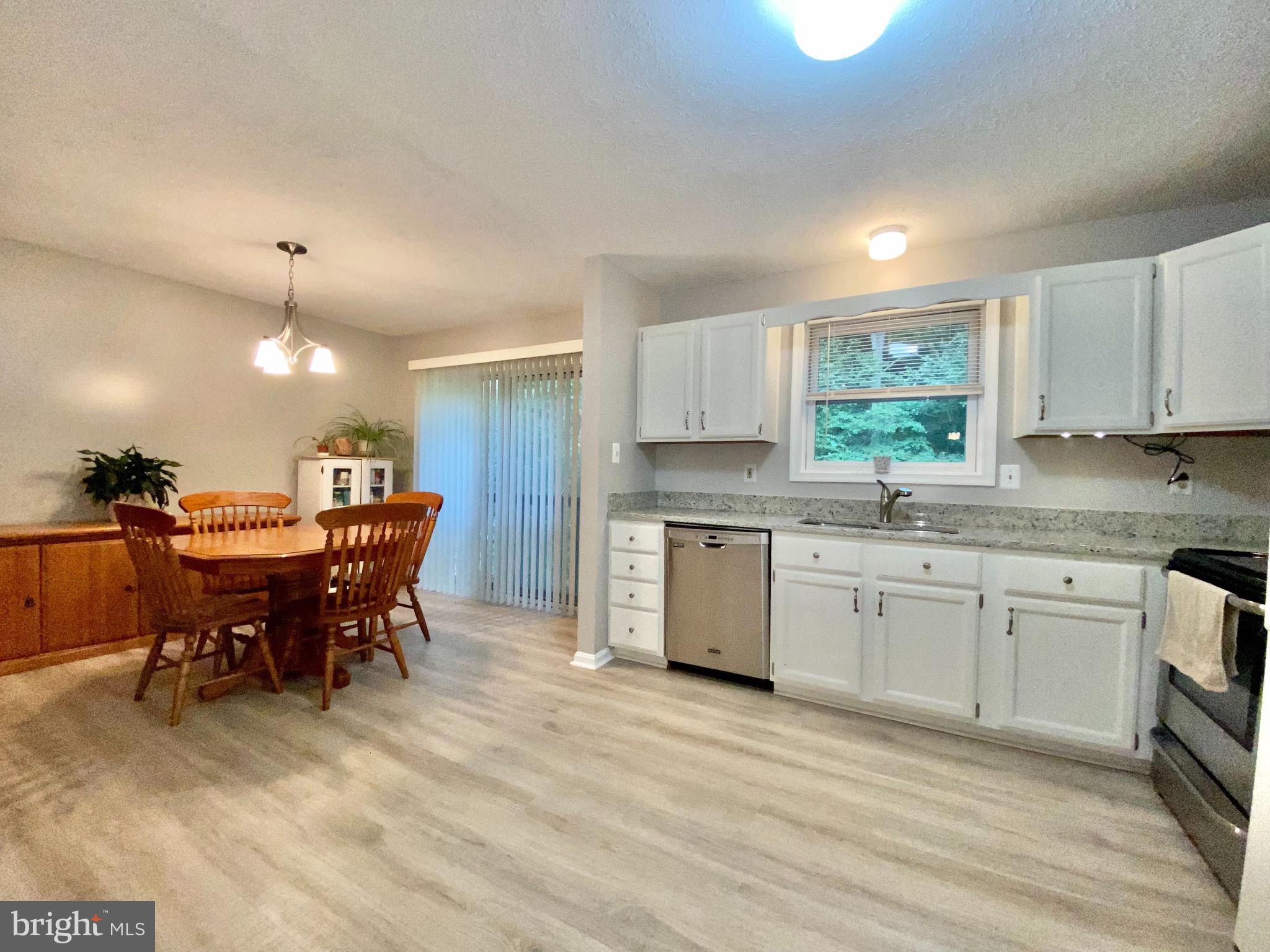 COUNTRY LAKES - Residential