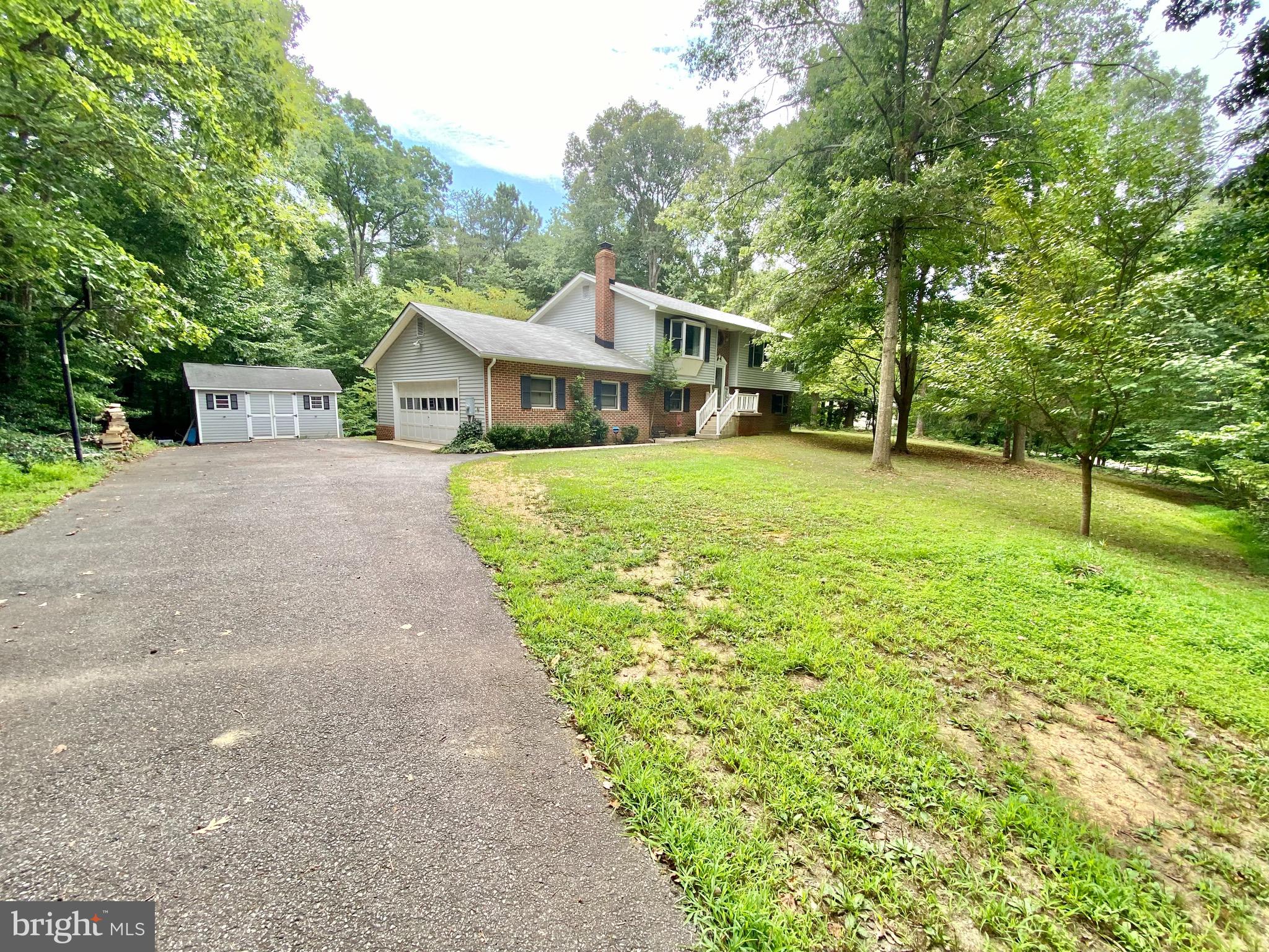 COUNTRY LAKES - Residential