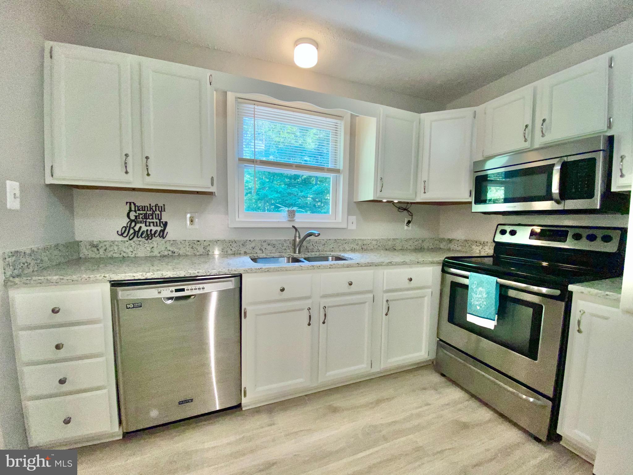 COUNTRY LAKES - Residential