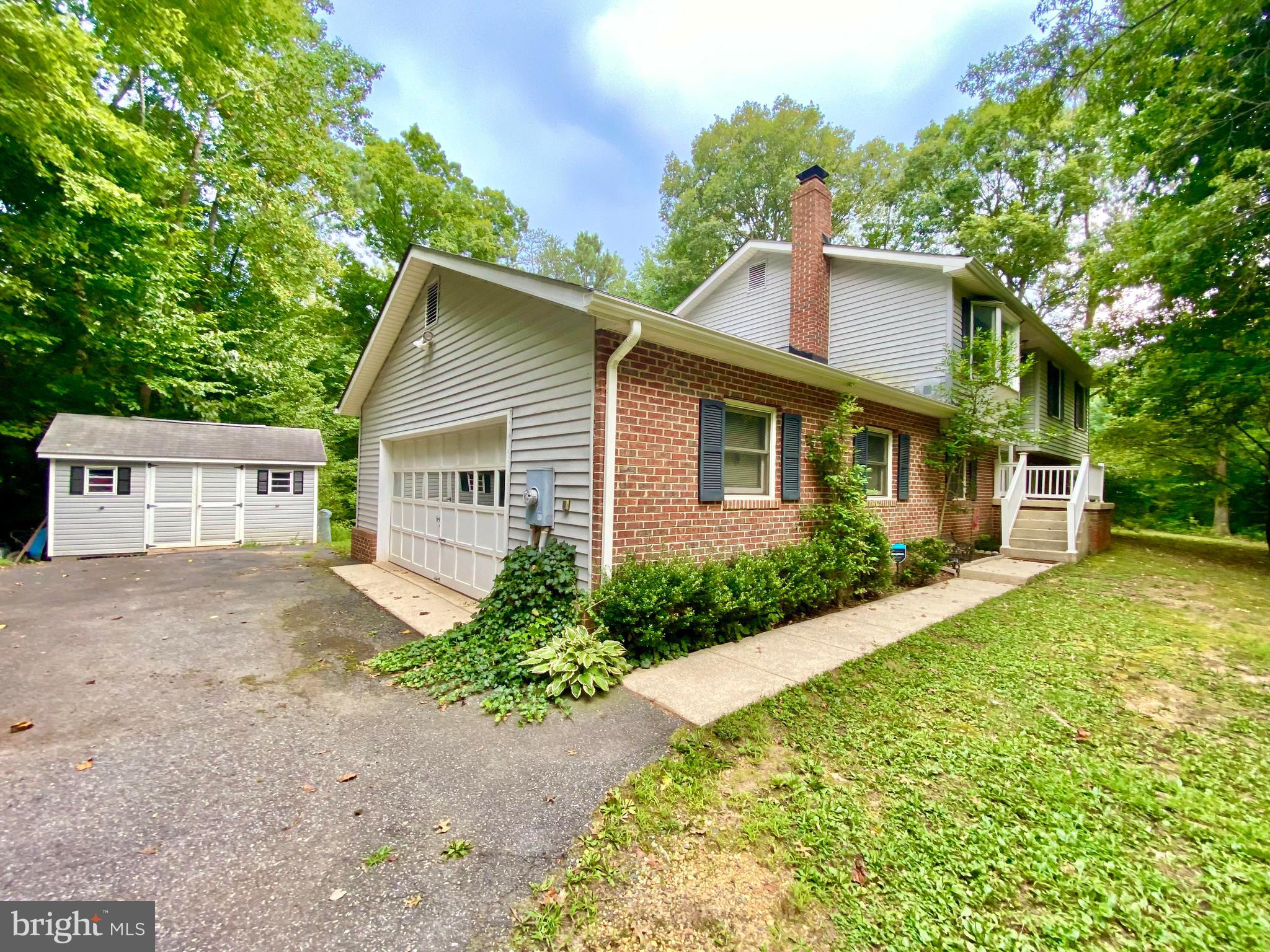 COUNTRY LAKES - Residential