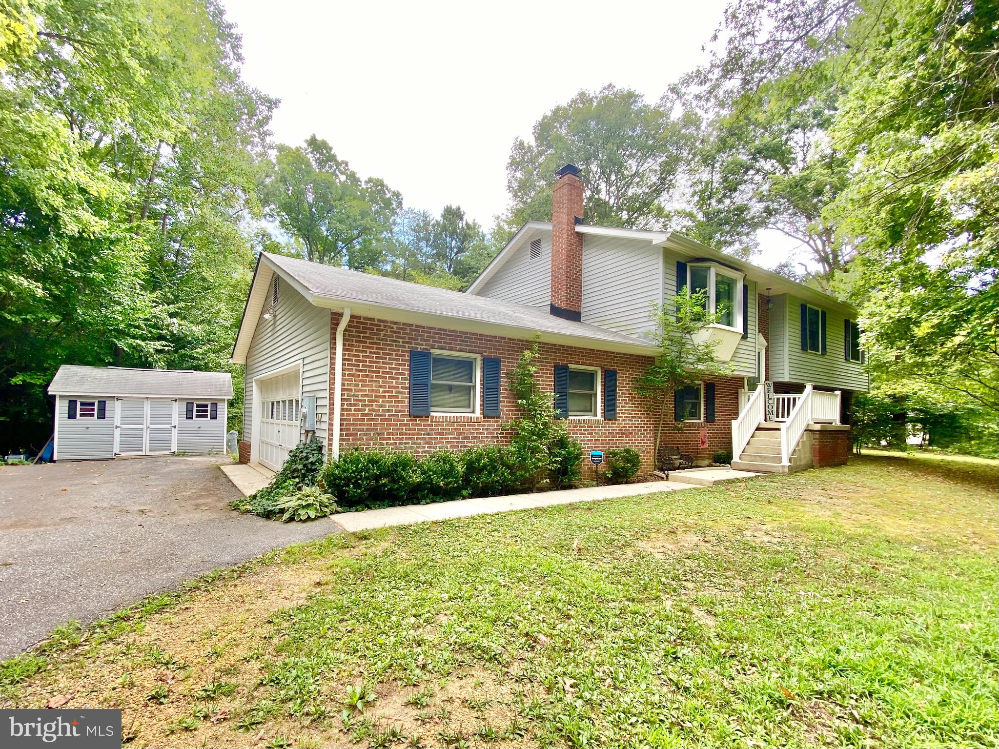 COUNTRY LAKES - Residential