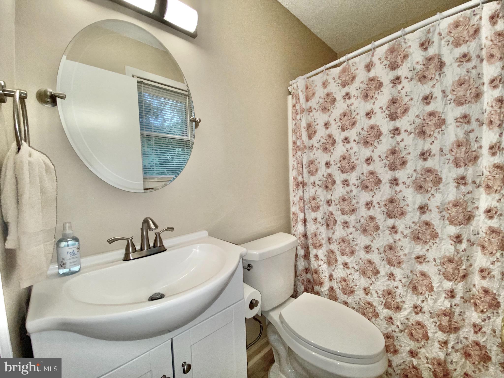 COUNTRY LAKES - Residential