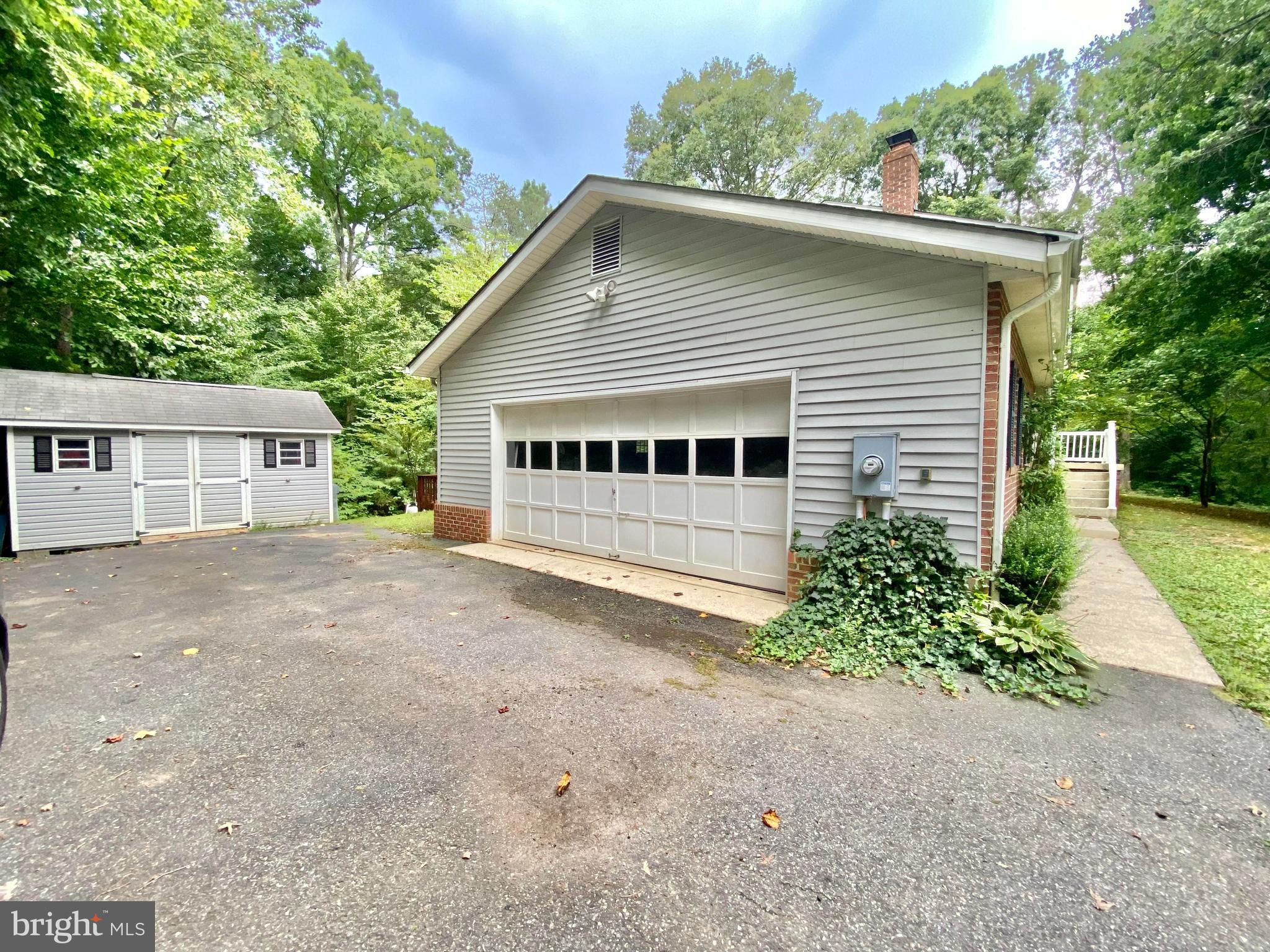 COUNTRY LAKES - Residential