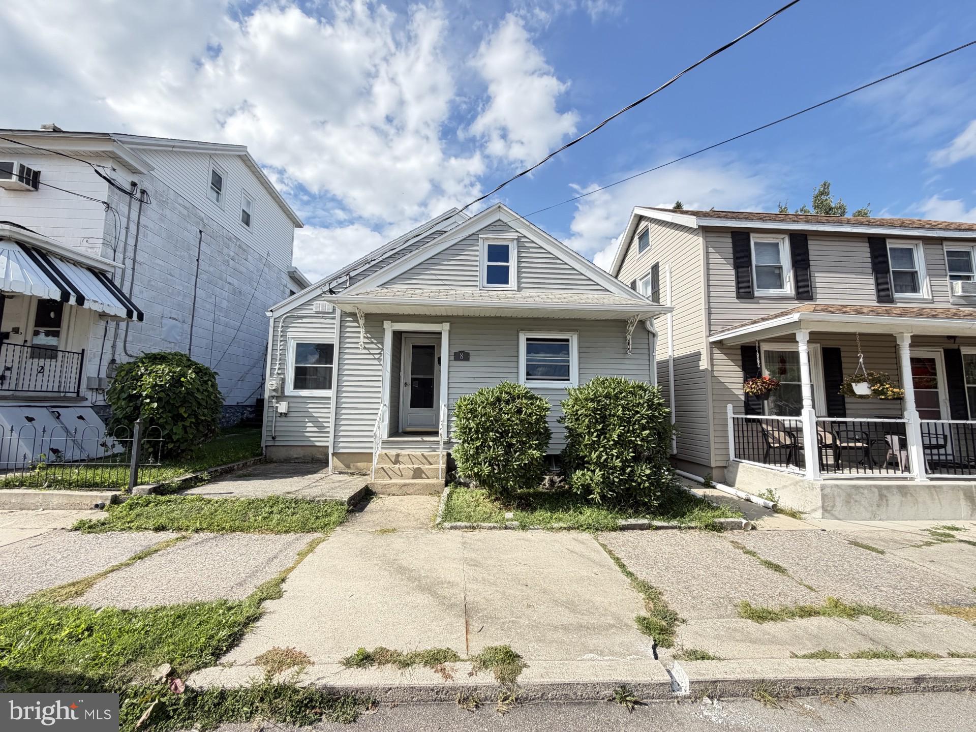8 E HOLLAND STREET