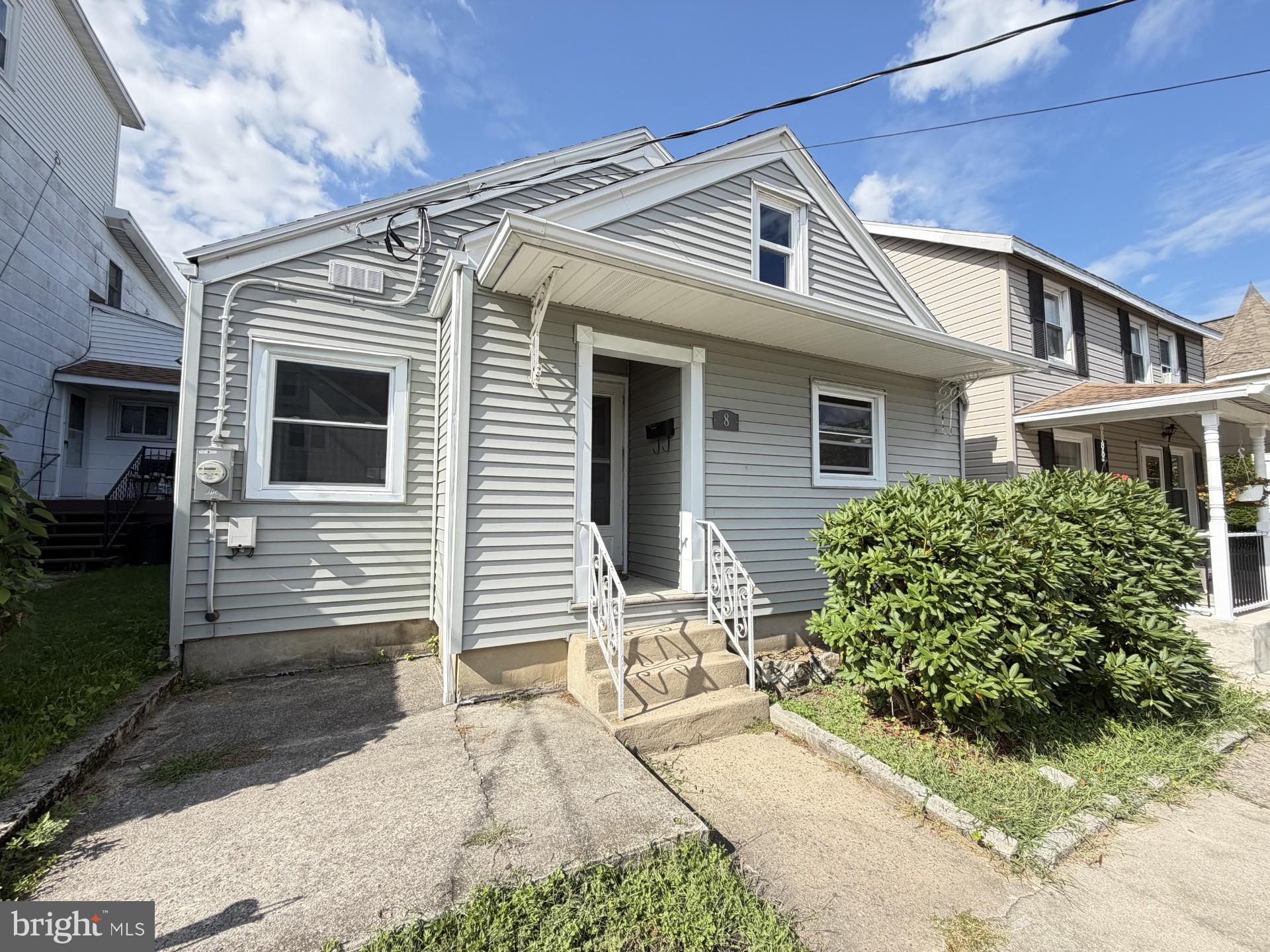 8 E HOLLAND STREET