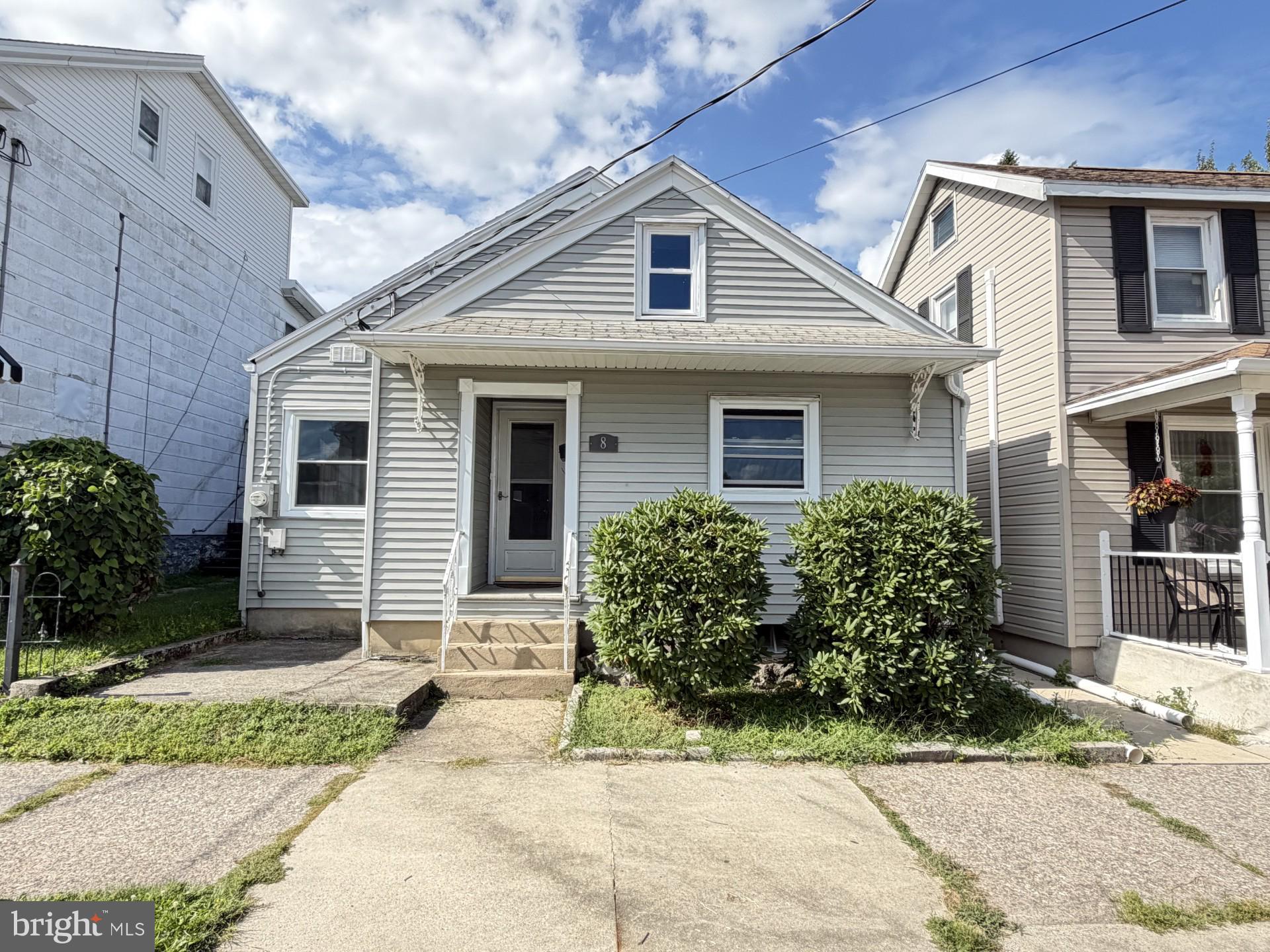 8 E HOLLAND STREET