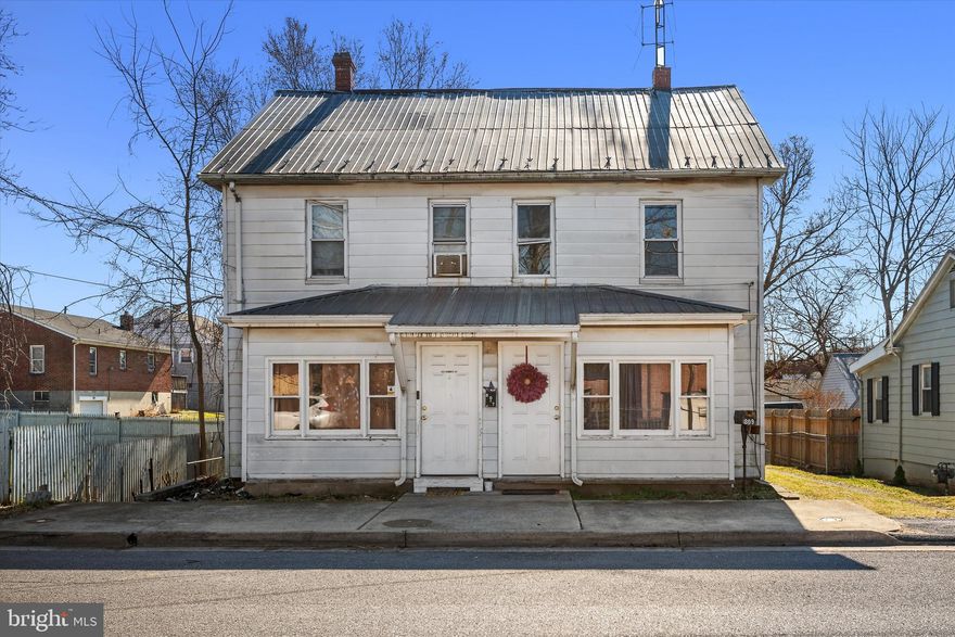 Attention investors! This tenant-occupied duplex is now available for purchase. One unit has 3 bedrooms and 1 bathroom. The other unit has 3 bedrooms and 1.5 bathrooms (photos shown are of this unit). The property also includes a back porch and rear yard. Add it to your portfolio and consider the possibilities!