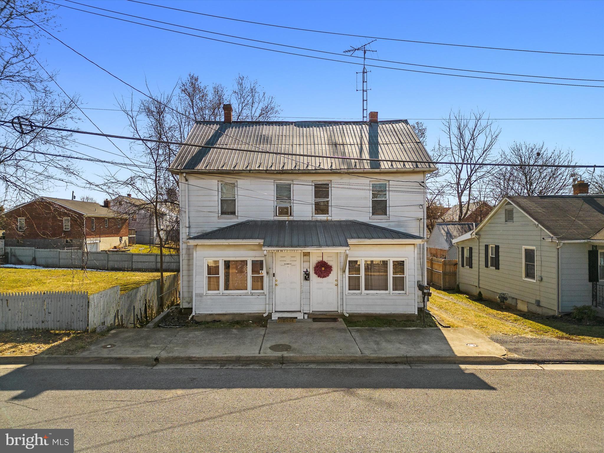 Main image without alt text