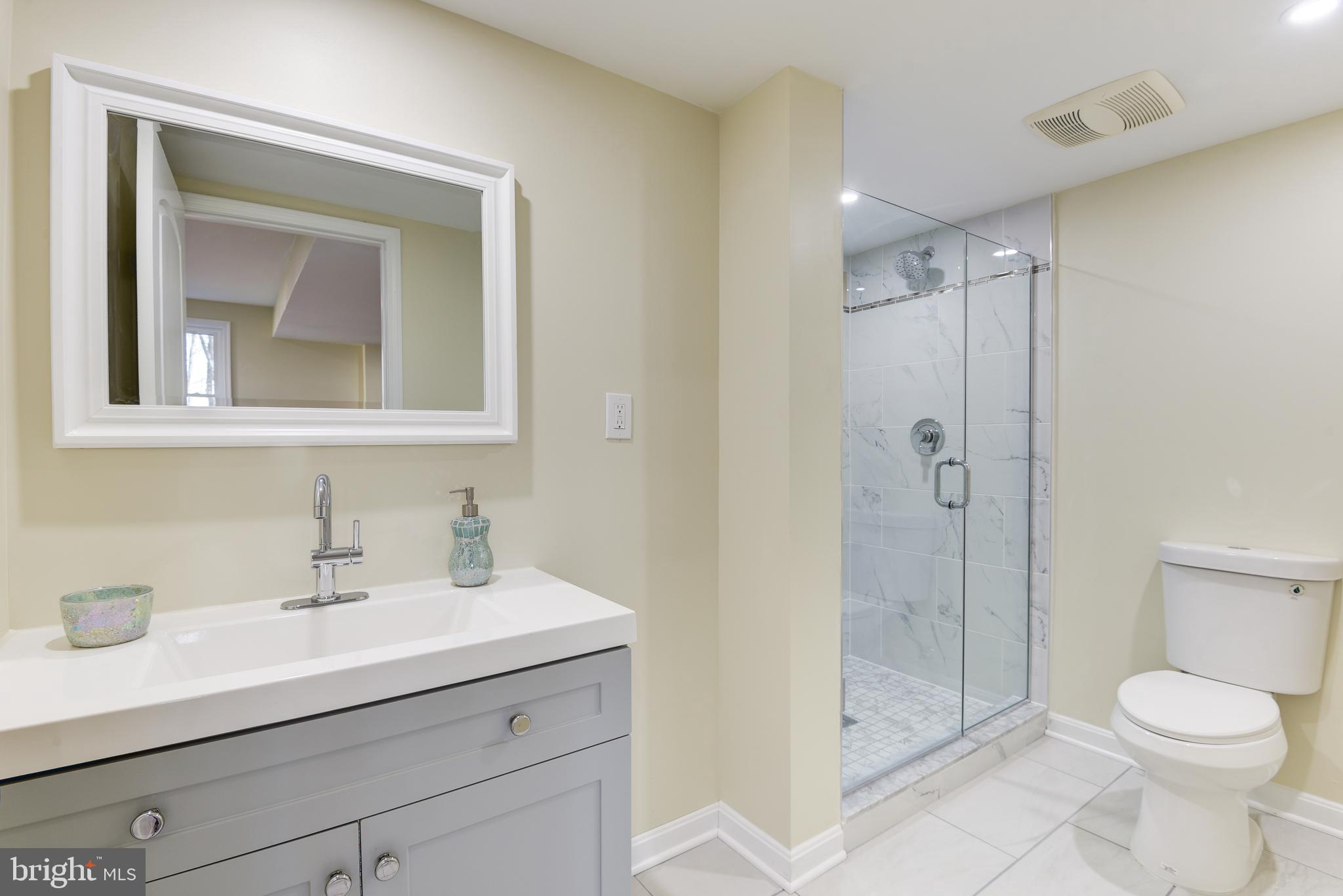 SKYLINE MANOR - Residential