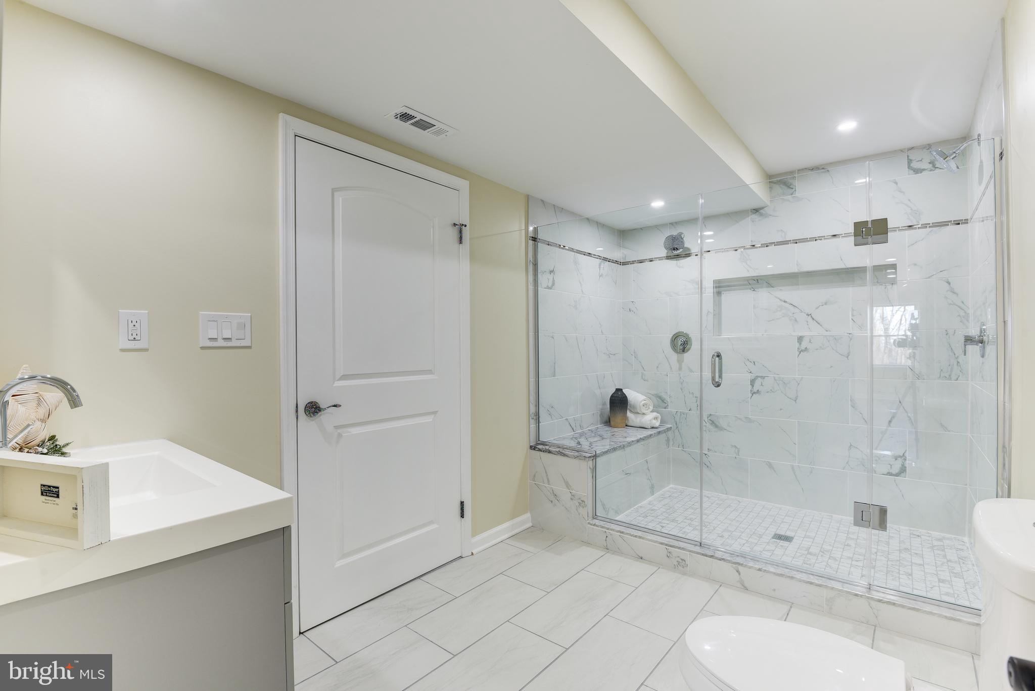 SKYLINE MANOR - Residential