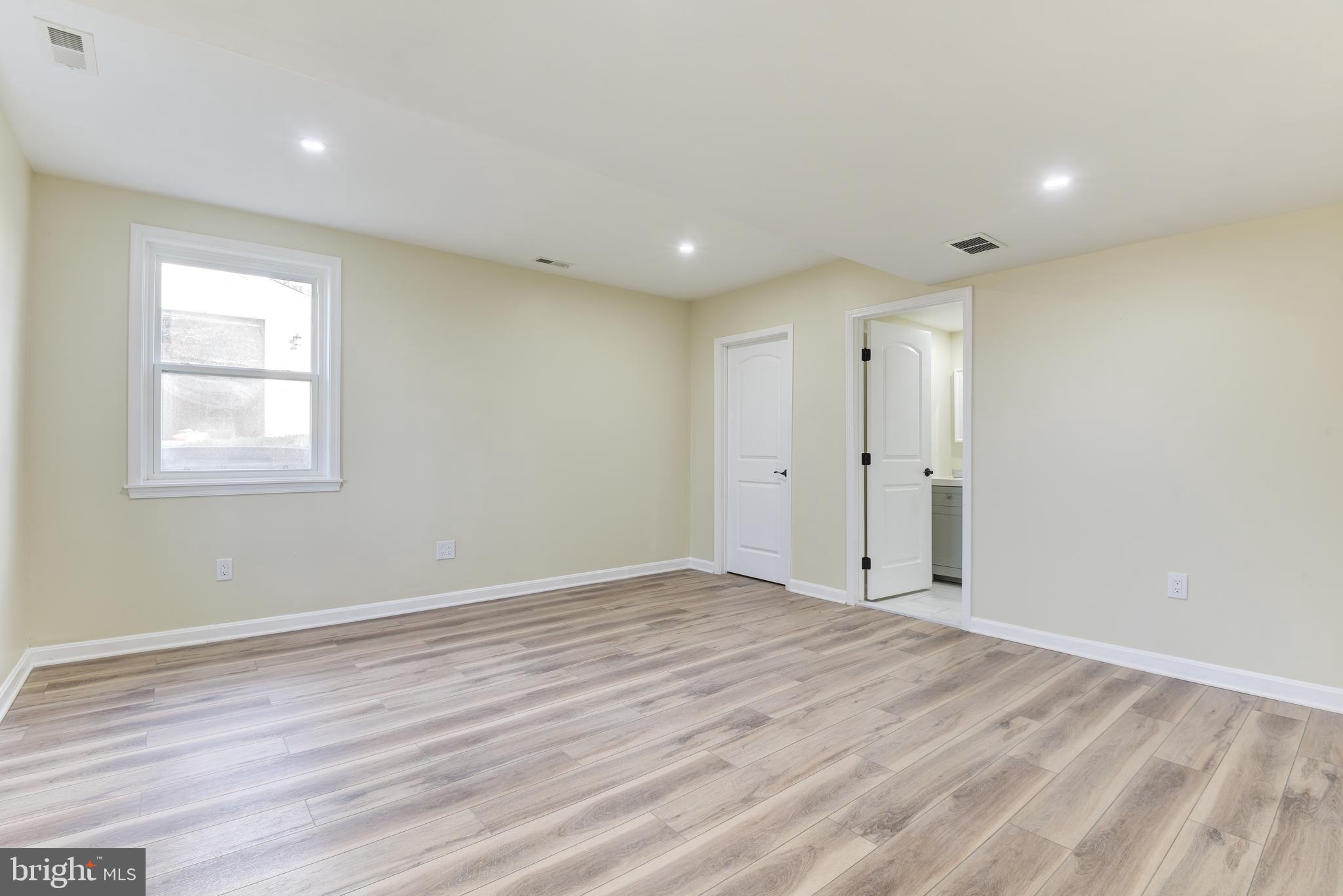 SKYLINE MANOR - Residential