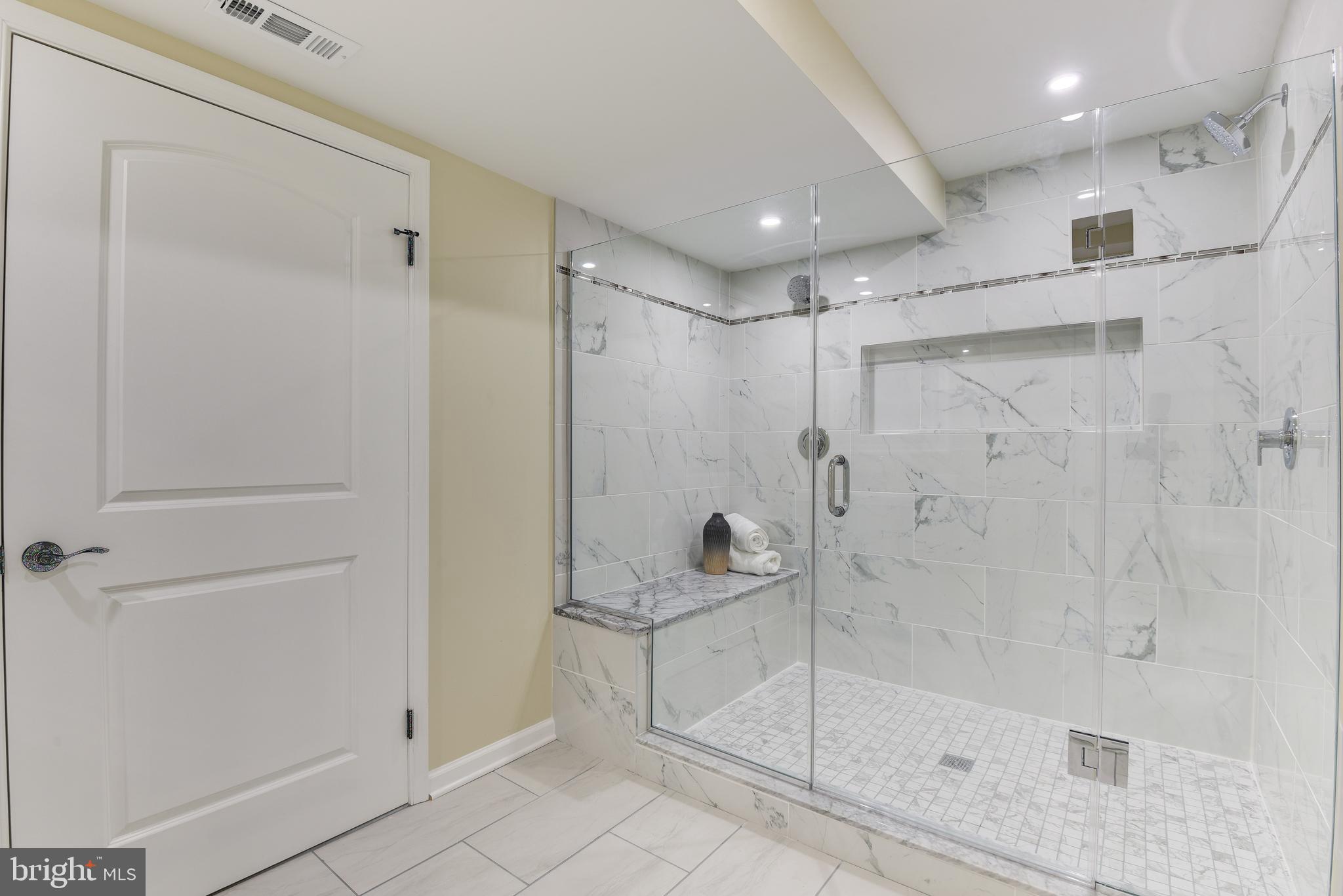 SKYLINE MANOR - Residential