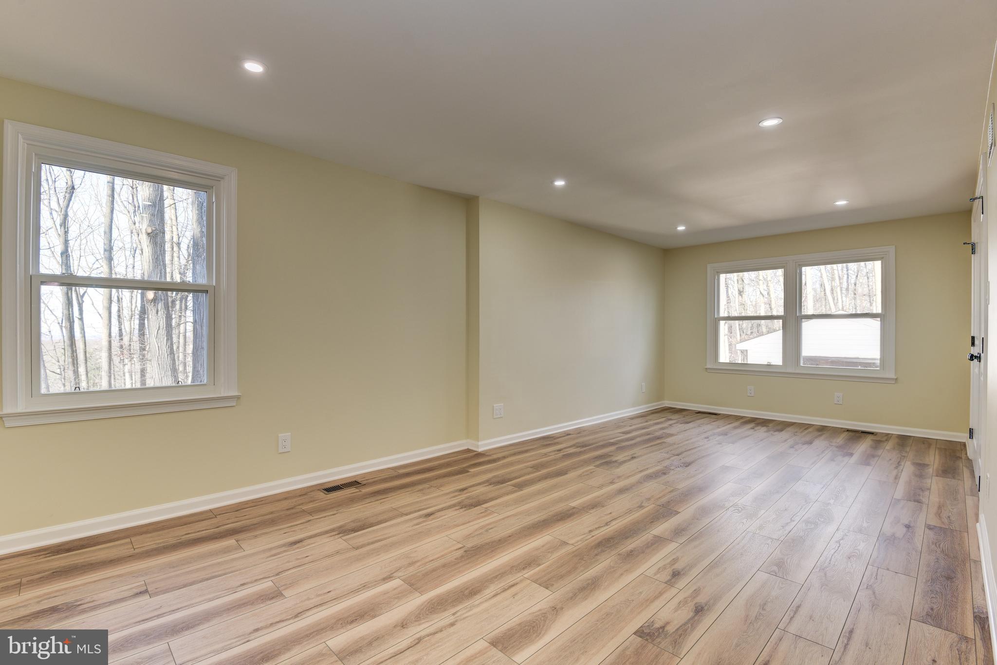 SKYLINE MANOR - Residential