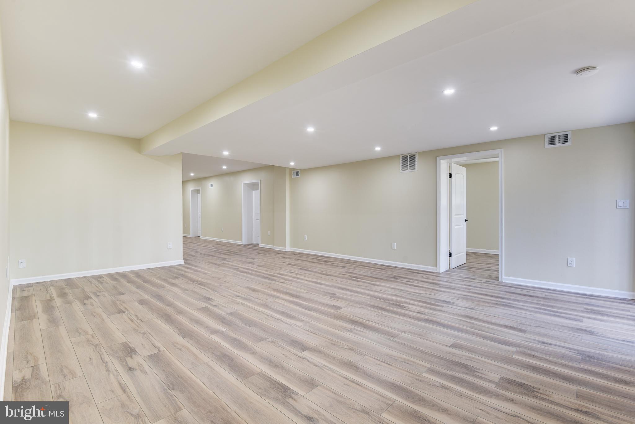 SKYLINE MANOR - Residential