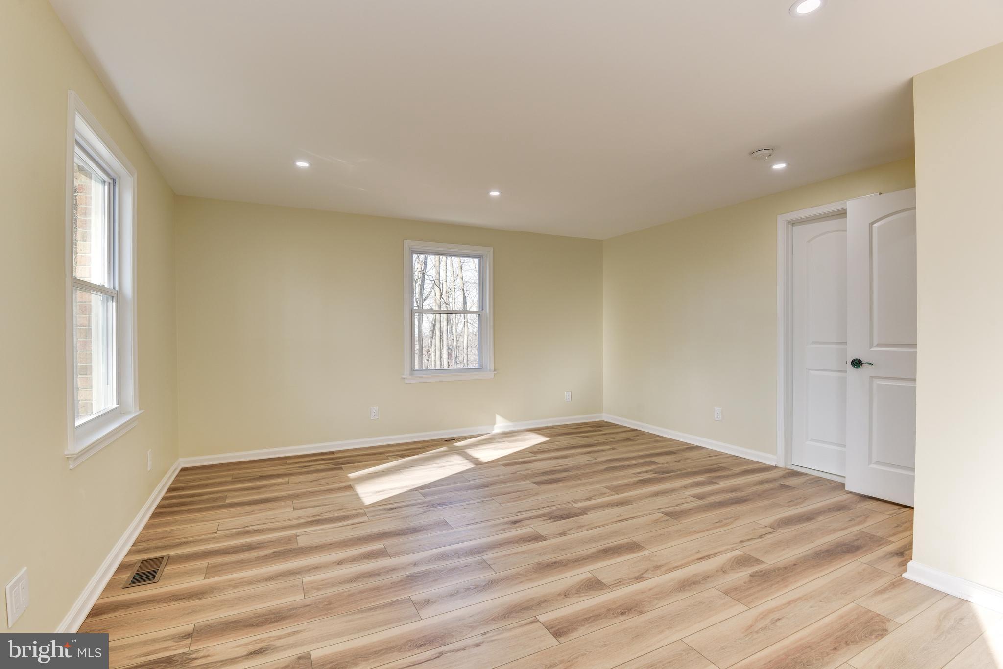 SKYLINE MANOR - Residential