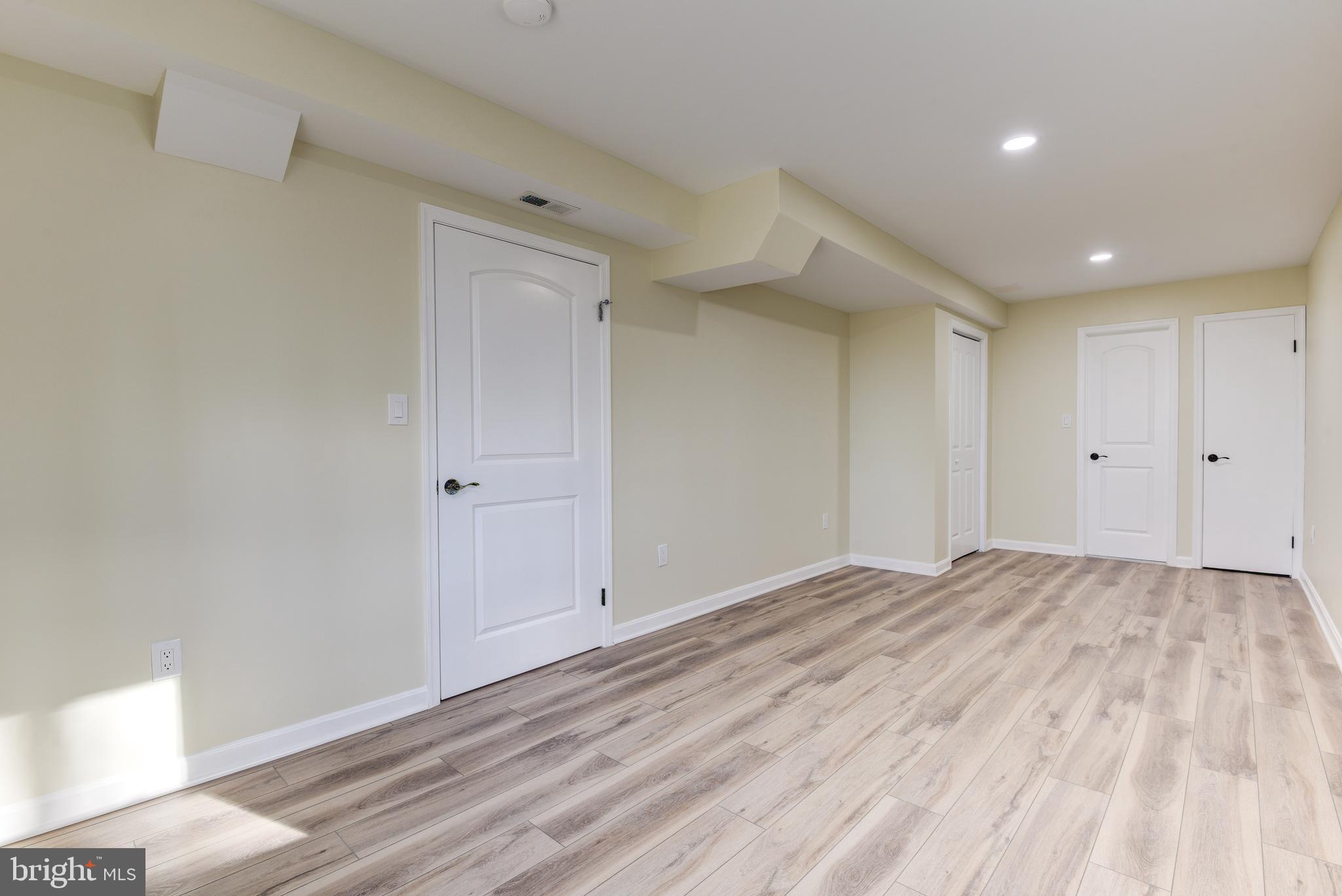 SKYLINE MANOR - Residential