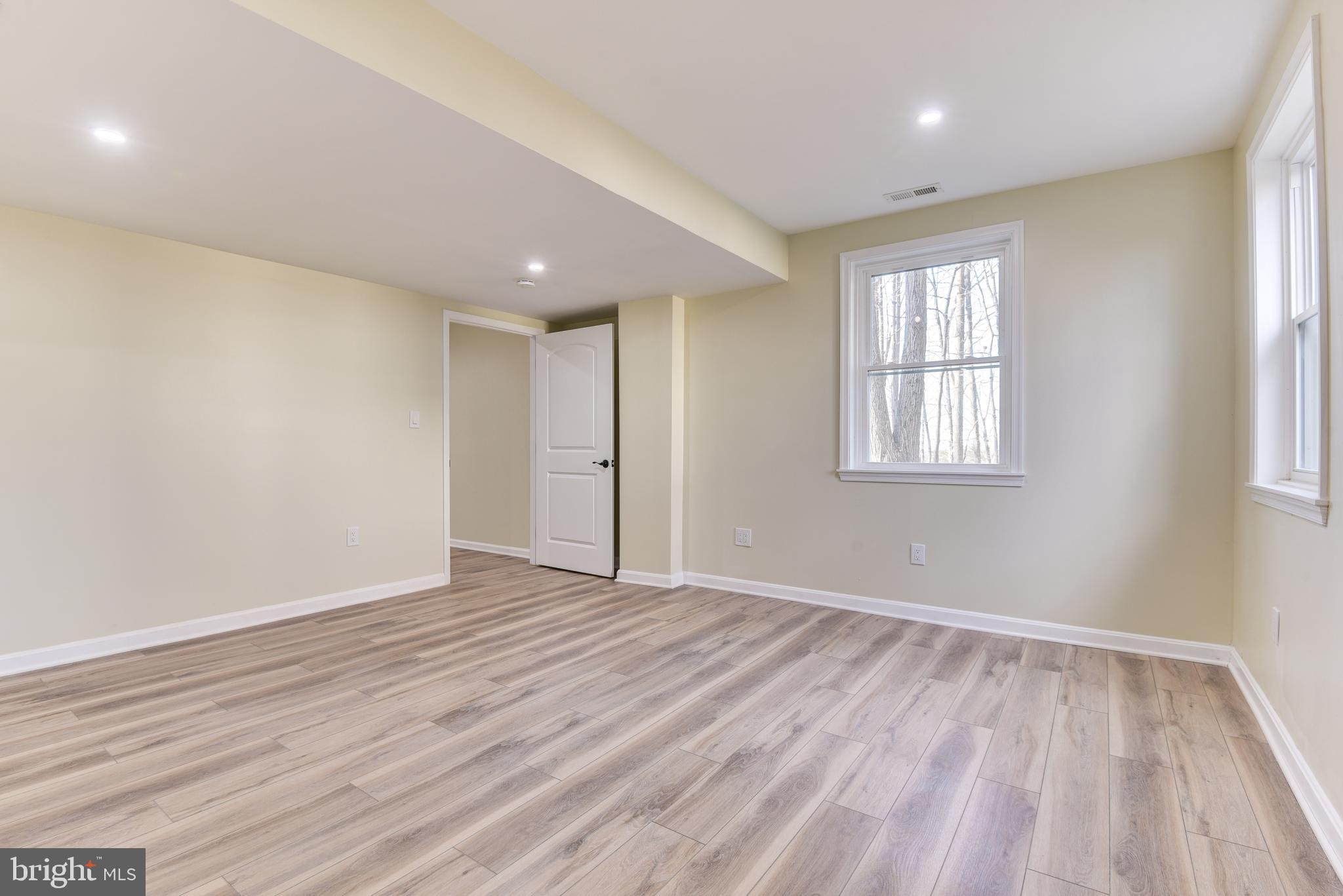 SKYLINE MANOR - Residential