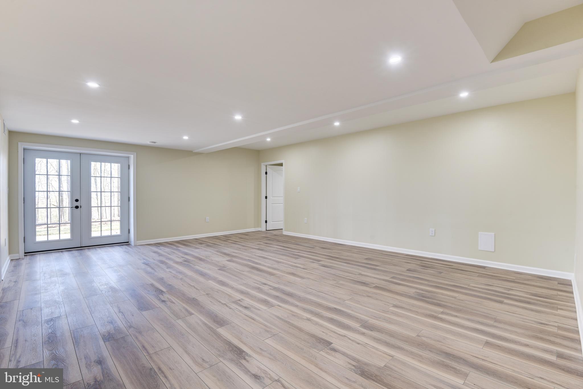 SKYLINE MANOR - Residential