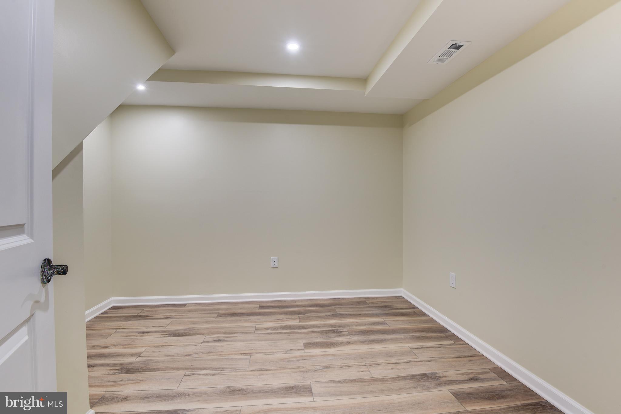 SKYLINE MANOR - Residential