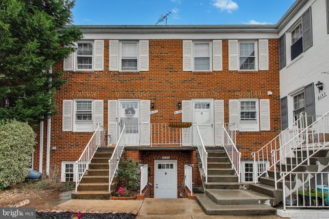 Photo of 6153 Strasburg Drive, CENTREVILLE, VA 20121 (MLS # VAFX2307614)