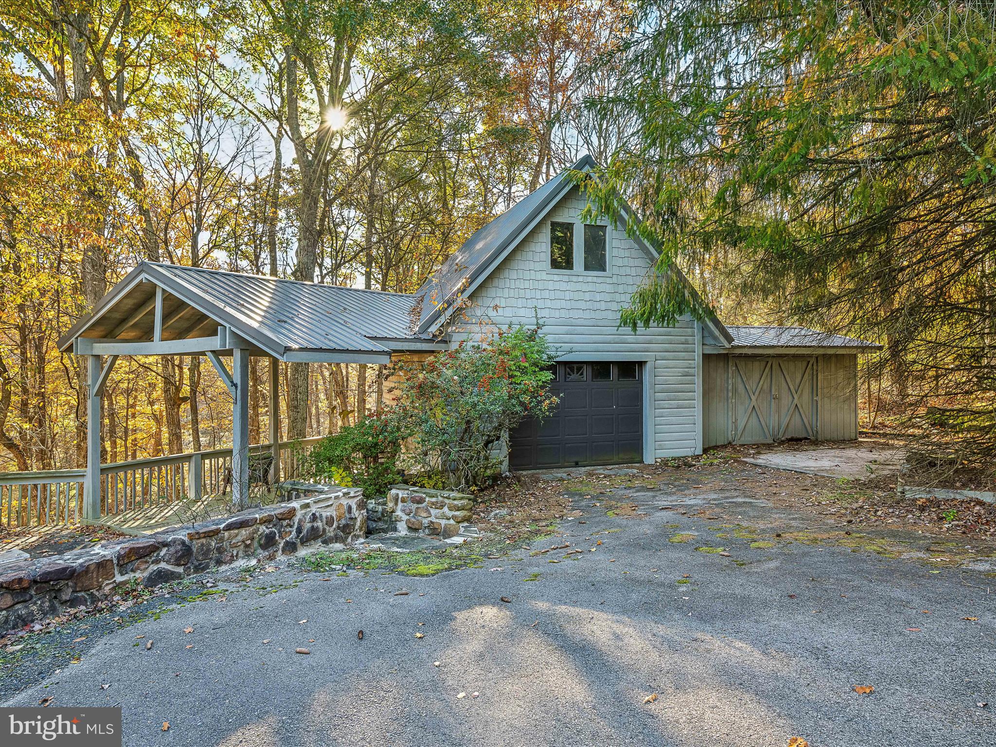 COLONIAL VILLAGE - Residential