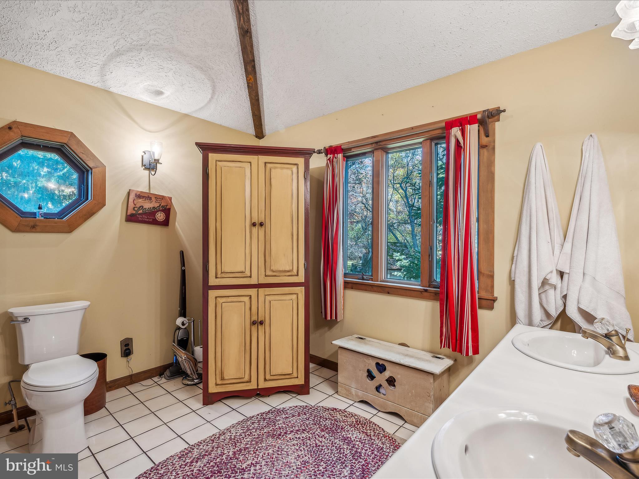 COLONIAL VILLAGE - Residential