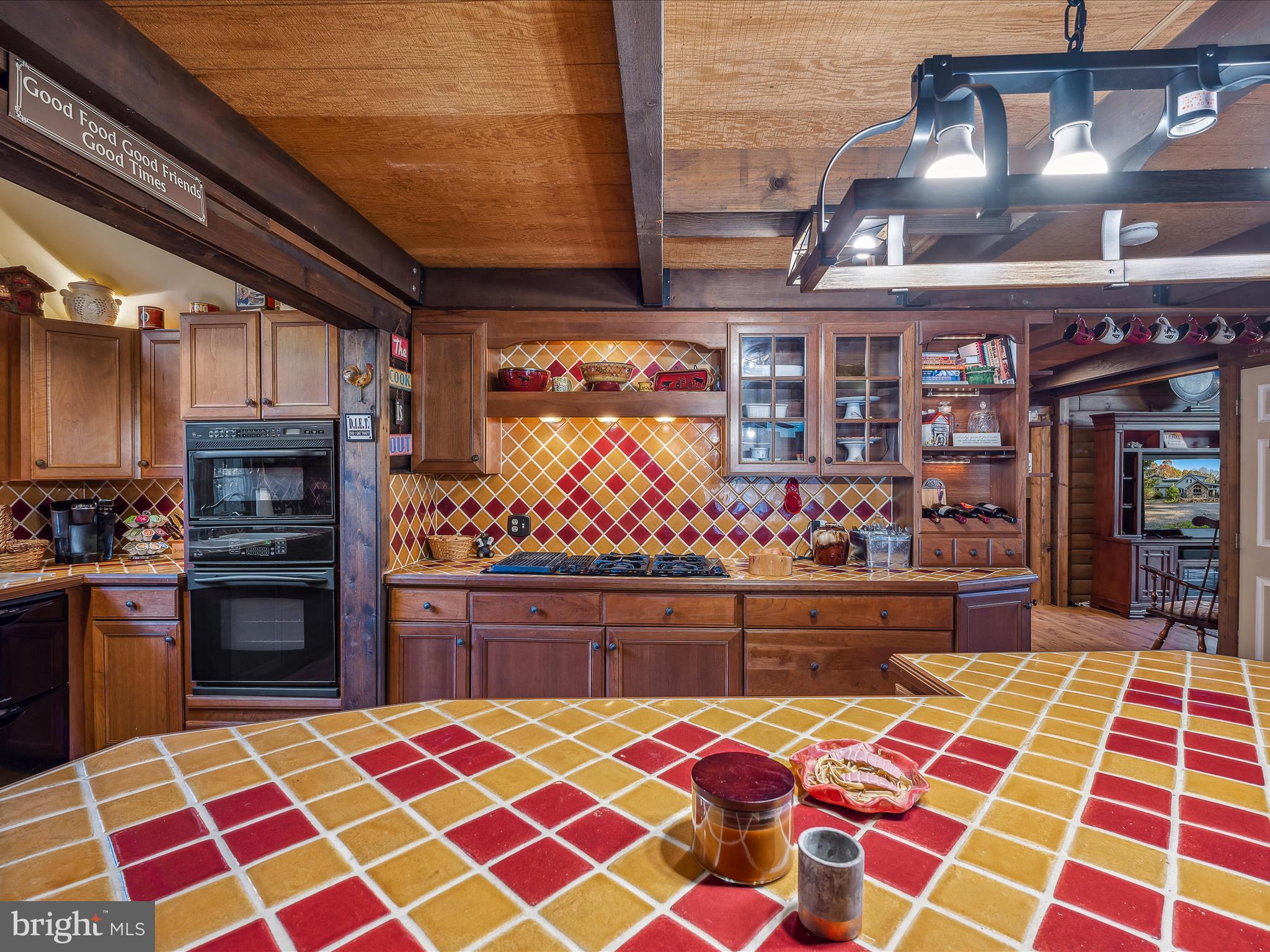 COLONIAL VILLAGE - Residential